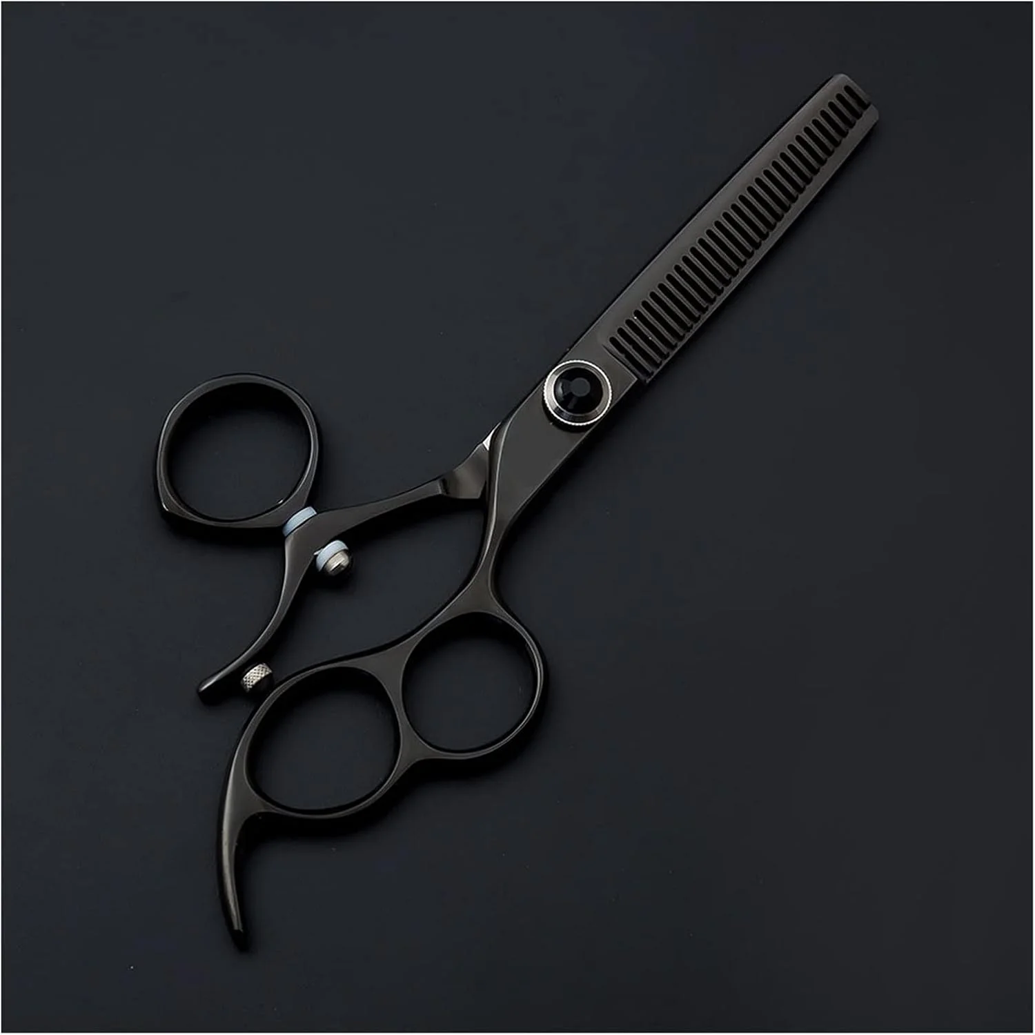 قیچی آرایشگری 6.0 اینچ مشکی Flying Shears، قیچی آرایشگری دسته چرخشی، قیچی آرایشگری، قیچی آرایشگری، قیچی پیتاژ مو، قیچی پیتاژ - Q قیچی آرایشگری 6.0 اینچ مشکی Flying Shears، قیچی آرایشگری دسته چرخشی، قیچی آرایشگری، قیچی آرایشگری، قیچی پیتاژ مو، قیچی پیتاژ - Q