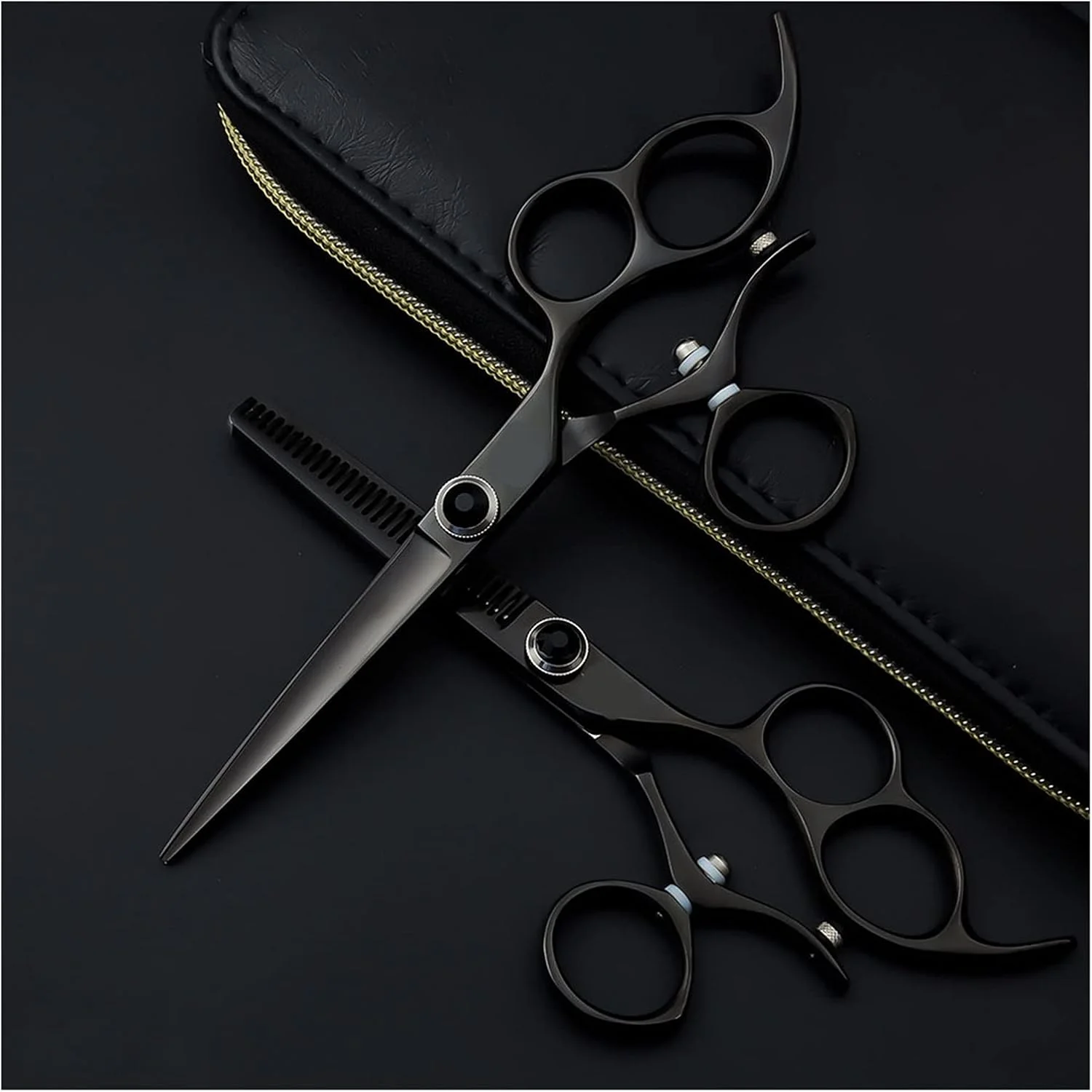 قیچی آرایشگری 6.0 اینچ مشکی Flying Shears، قیچی آرایشگری دسته چرخشی، قیچی آرایشگری، قیچی آرایشگری، قیچی پیتاژ مو، قیچی پیتاژ - Q قیچی آرایشگری 6.0 اینچ مشکی Flying Shears، قیچی آرایشگری دسته چرخشی، قیچی آرایشگری، قیچی آرایشگری، قیچی پیتاژ مو، قیچی پیتاژ - Q