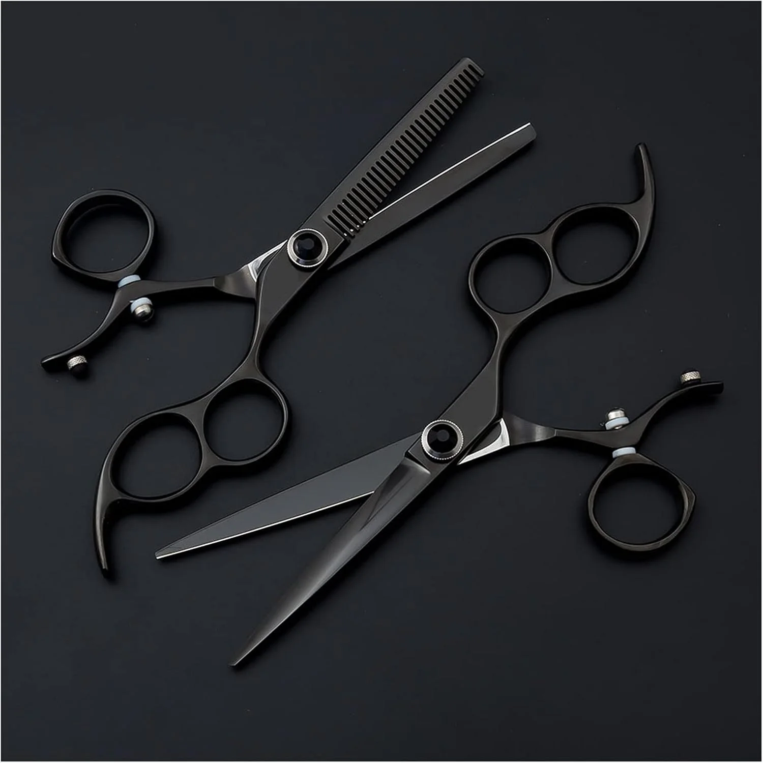 قیچی آرایشگری 6.0 اینچ مشکی Flying Shears، قیچی آرایشگری دسته چرخشی، قیچی آرایشگری، قیچی آرایشگری، قیچی پیتاژ مو، قیچی پیتاژ - Q قیچی آرایشگری 6.0 اینچ مشکی Flying Shears، قیچی آرایشگری دسته چرخشی، قیچی آرایشگری، قیچی آرایشگری، قیچی پیتاژ مو، قیچی پیتاژ - Q