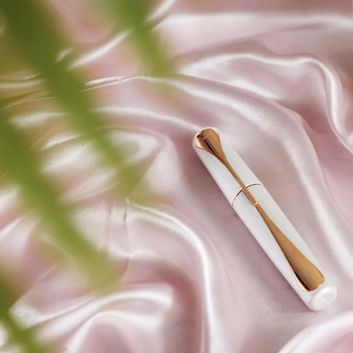 موکن ابرو JML NuYou - حالت دهنده ابرو با سر پیرایش فوق دقیق - تیغ ابرو با روکش طلای 18 عیار ضد حساسیت، موزن های دارای چراغ LED، قابل حمل برای اصلاح سریع در حال حرکت