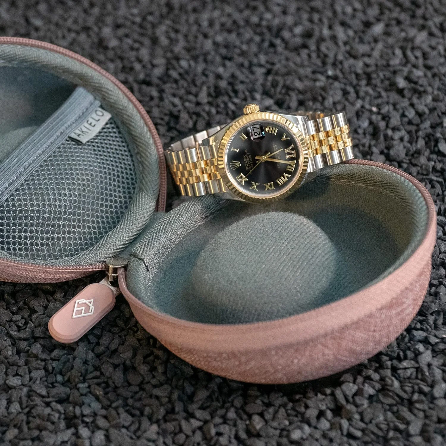 جعبه ساعت AKIELO - جعبه مسافرتی ساعت به همراه پارچه تمیز کننده و جعبه هدیه - مناسب برای ساعت های مچی مردانه و زنانه و ساعت های هوشمند تا 54 میلی متر (نسخه صورتی دودی) جعبه ساعت AKIELO - جعبه مسافرتی ساعت به همراه پارچه تمیز کننده و جعبه هدیه - مناسب برای ساعت های مچی مردانه و زنانه و ساعت های هوشمند تا 54 میلی متر (نسخه صورتی دودی)