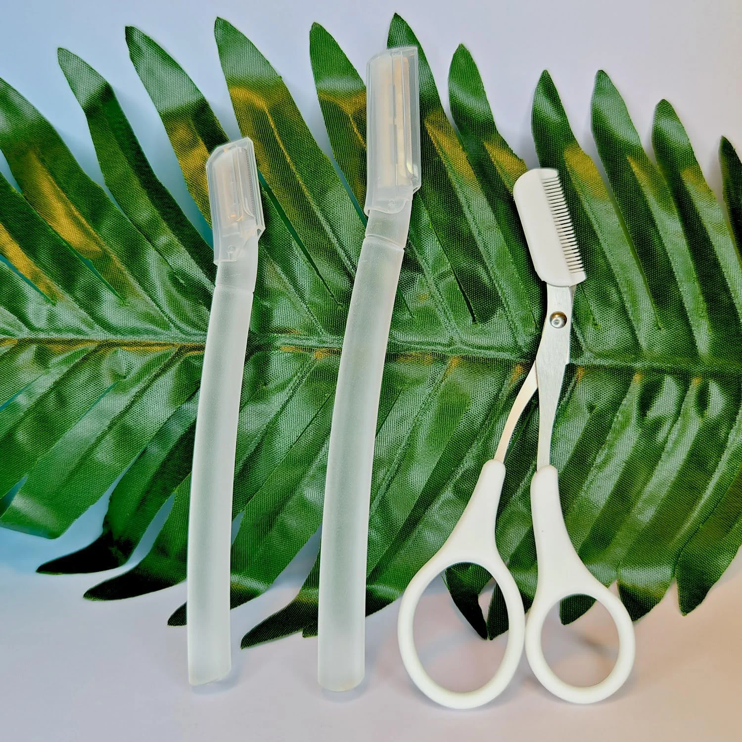 ست تیغ ابرو Ksvsonrvi، 2 عدد تیغ با پوشش محافظ، 1 عدد قیچی، از بین بردن موهای زائد صورت، تیغ صورت (شفاف) ست تیغ ابرو Ksvsonrvi، 2 عدد تیغ با پوشش محافظ، 1 عدد قیچی، از بین بردن موهای زائد صورت، تیغ صورت (شفاف)