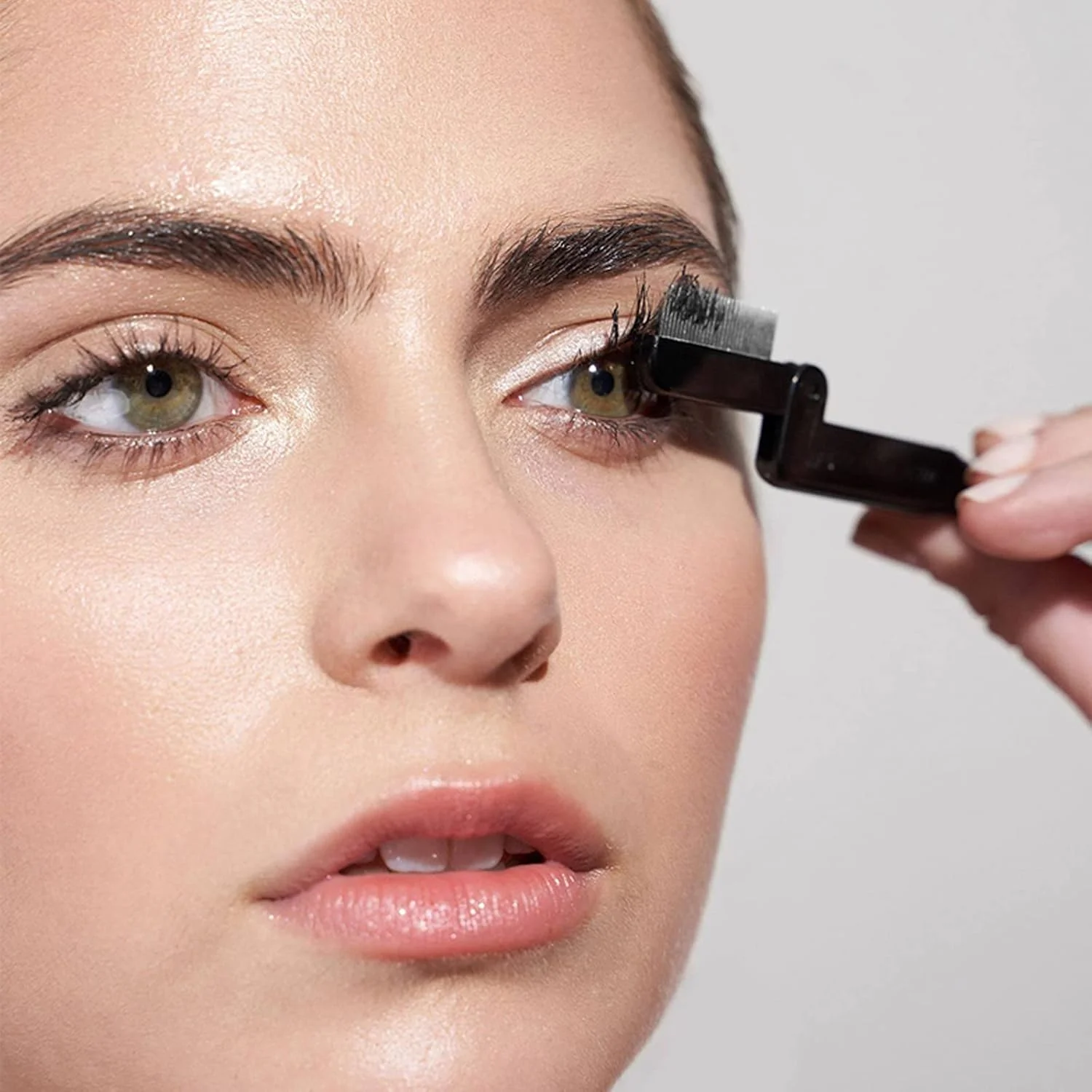 ست برس ابرو و شانه مژه تاشو حرفه ای و قابل حمل TERRIFI، بسته 2 عددی با دندانه های فلزی مناسب برای جدا کردن و حالت دادن به مژه ها