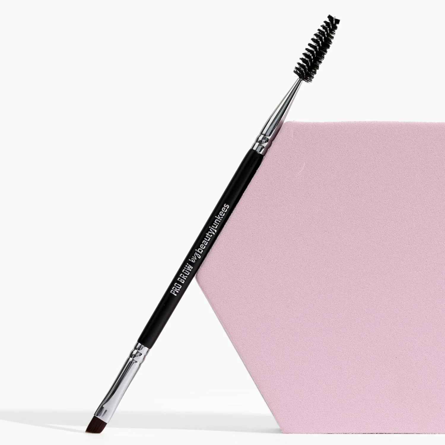 براش ابروی زاویه دار Beauty Junkees به همراه برس ماسکارا، براش و شانه ابرو دو طرفه با زاویه نازک و محکم برای پر کردن، رنگ کردن، خط چشم کشیدن، مشخص کردن، حالت دادن و مرتب کردن ابرو، بدون تست حیوانی براش ابروی زاویه دار Beauty Junkees به همراه برس ماسکارا، براش و شانه ابرو دو طرفه با زاویه نازک و محکم برای پر کردن، رنگ کردن، خط چشم کشیدن، مشخص کردن، حالت دادن و مرتب کردن ابرو، بدون تست حیوانی