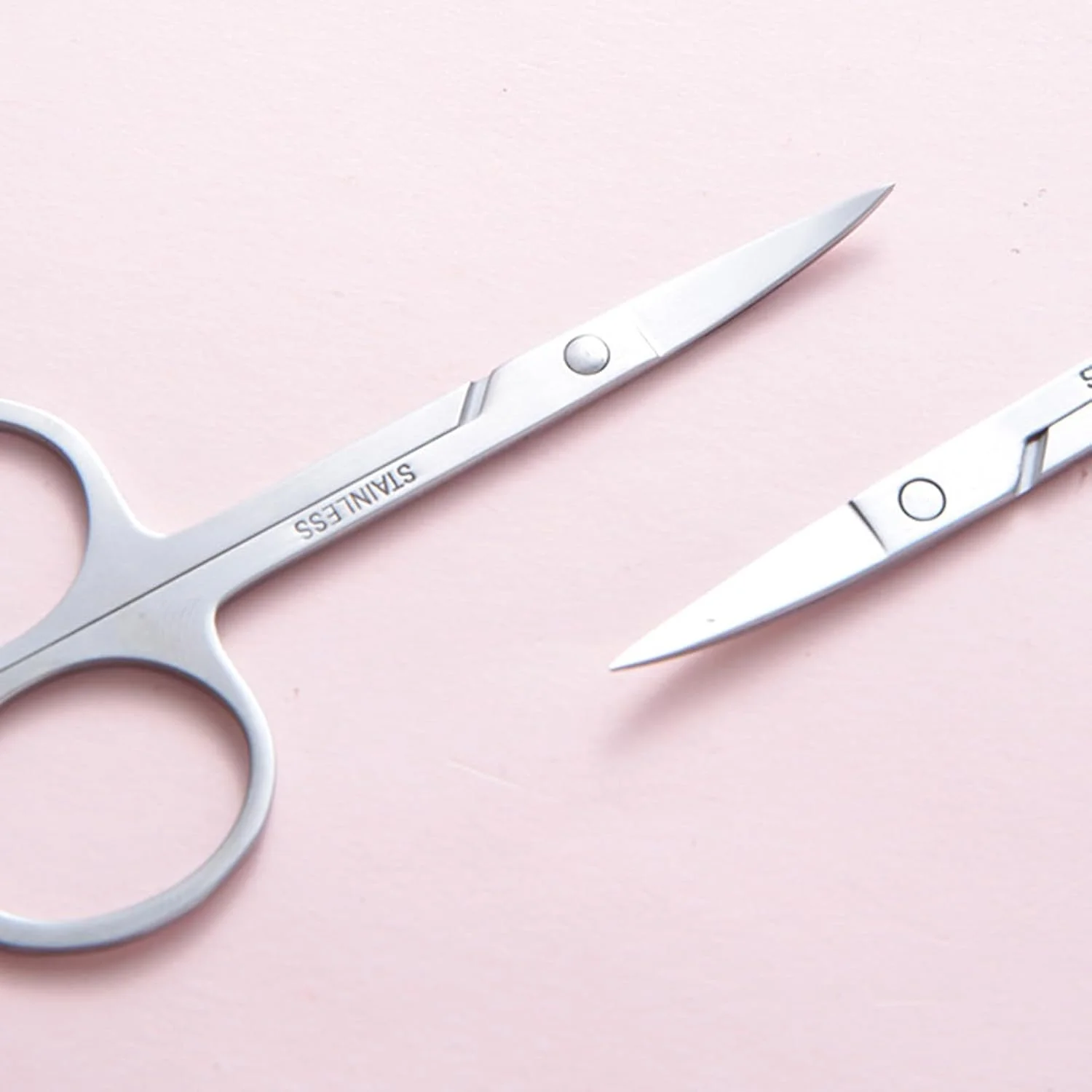 قیچی ابرو، دهانه منحنی محکم، طراحی ارگونومیک قابل شستشو، قیچی مژه مصنوعی برای فروشگاه لوازم آرایشی