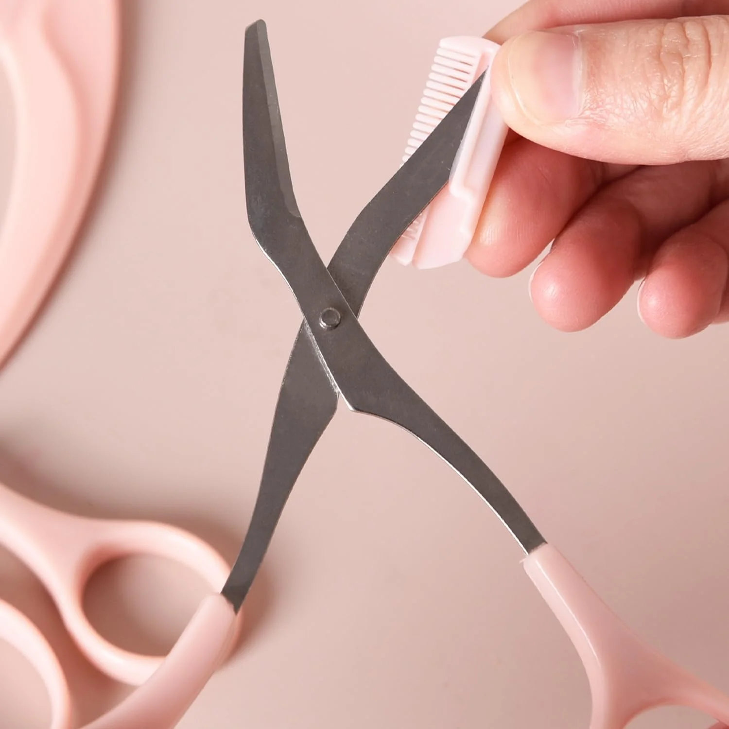 ست قیچی و تیغ ابرو 6 تکه، ابزار حرفه ای و دقیق برای فرم دادن و مرتب کردن ابرو به همراه شانه، مناسب برای آقایان، بانوان و افراد مبتدی ست قیچی و تیغ ابرو 6 تکه، ابزار حرفه ای و دقیق برای فرم دادن و مرتب کردن ابرو به همراه شانه، مناسب برای آقایان، بانوان و افراد مبتدی