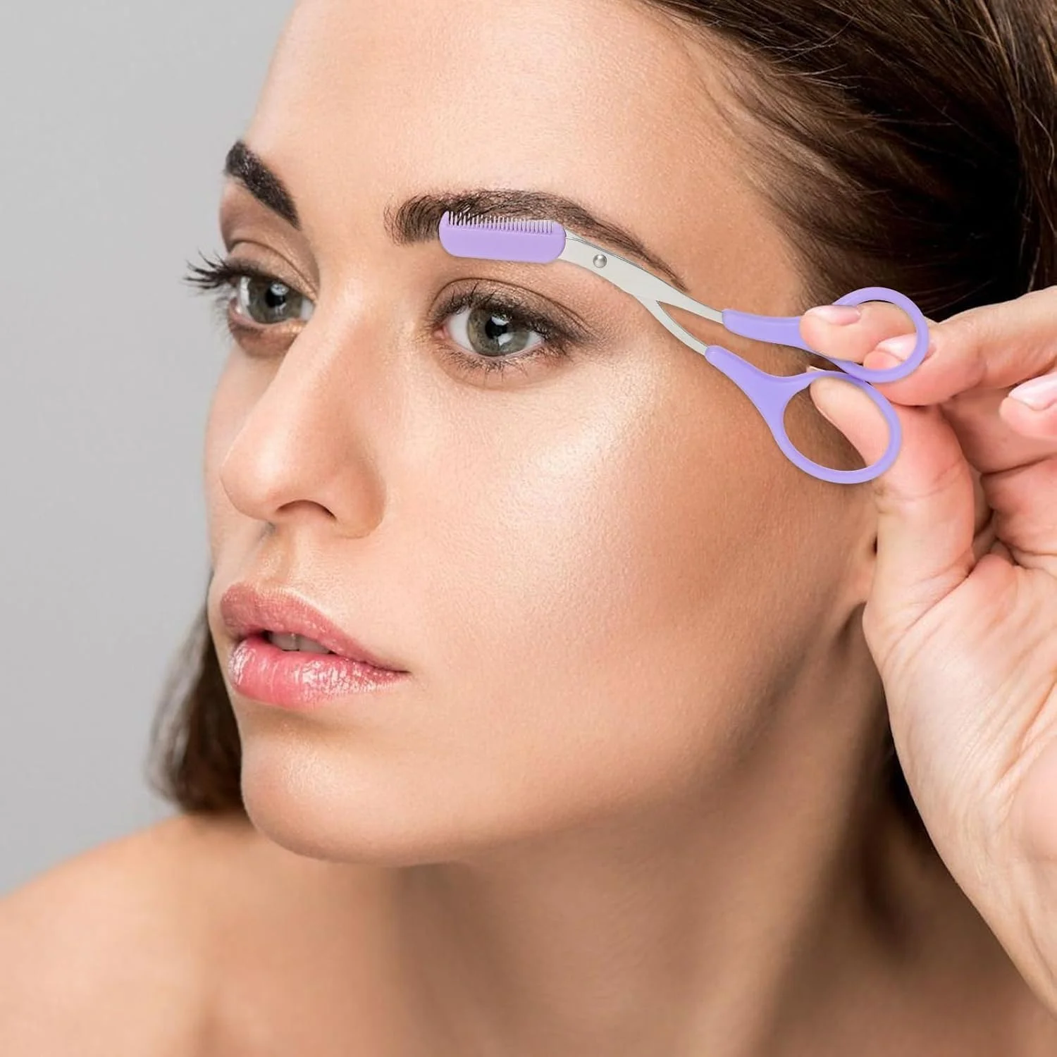 قیچی ابرو بیگ تری، قیچی ابرو هلالی، قیچی ابرو شانه دار، با شانه و دسته ضد لغزش، مناسب برای مرتب کردن روزانه ابروها و ایجاد شکل ابروی بی نقص. قیچی ابرو بیگ تری، قیچی ابرو هلالی، قیچی ابرو شانه دار، با شانه و دسته ضد لغزش، مناسب برای مرتب کردن روزانه ابروها و ایجاد شکل ابروی بی نقص.