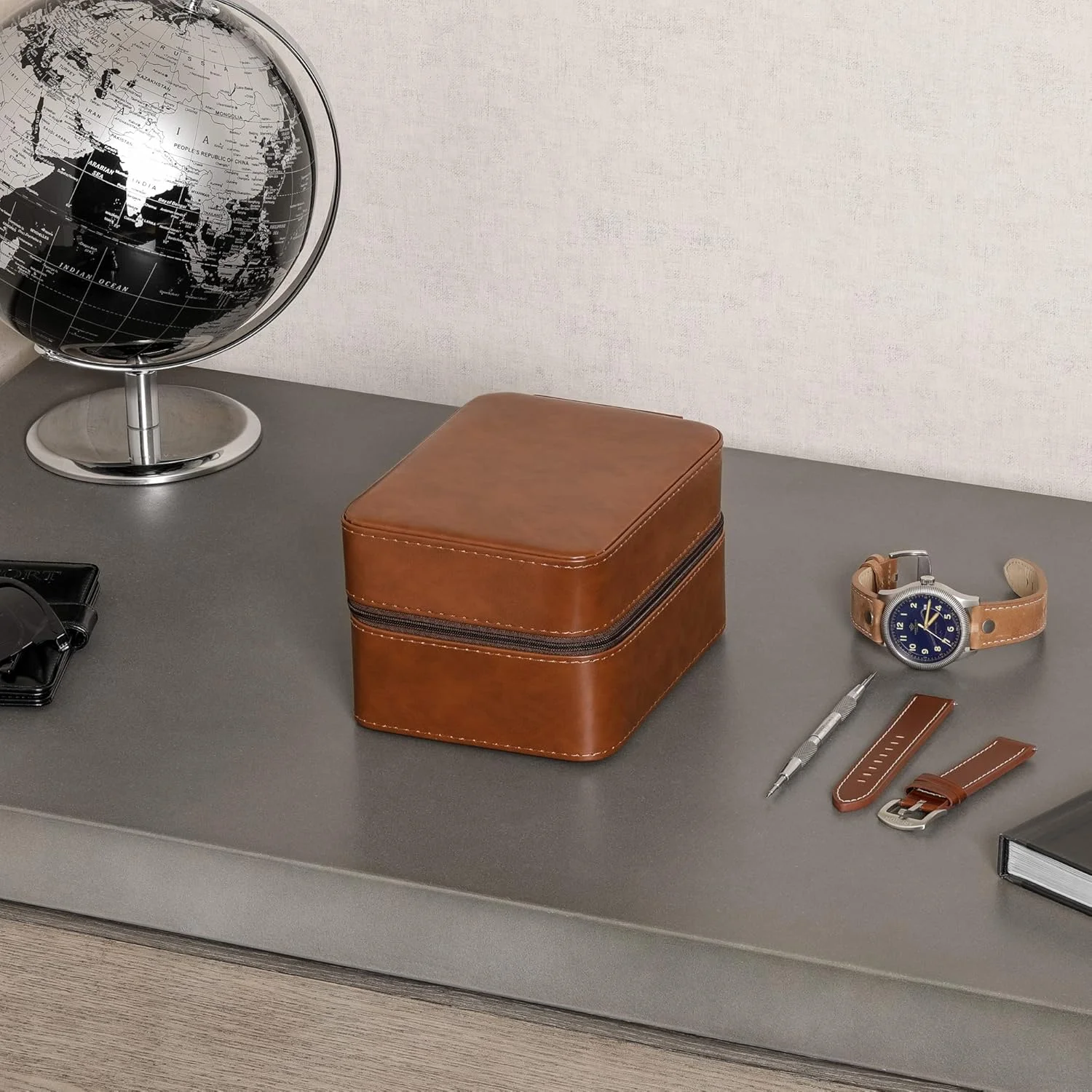 جعبه نگهداری و سازماندهی 5 ساعت مچی ROTHWELL | محافظت قابل حمل و مقاوم با زیپ، مناسب برای تمام ساعت های مچی و هوشمند تا 50 میلی متر (قهوه ای مایل به زرد/قهوه ای) جعبه نگهداری و سازماندهی 5 ساعت مچی ROTHWELL | محافظت قابل حمل و مقاوم با زیپ، مناسب برای تمام ساعت های مچی و هوشمند تا 50 میلی متر (قهوه ای مایل به زرد/قهوه ای)