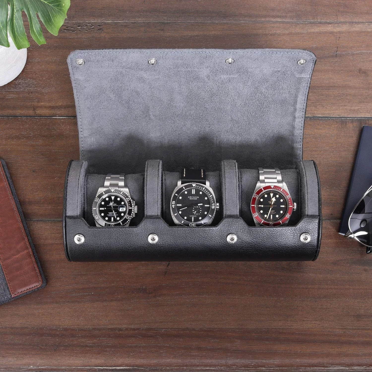 کیف رولی مسافرتی ساعت ROTHWELL برای 3 ساعت | محافظت بادوام و قابل حمل، مناسب برای تمام ساعتهای مچی و ساعتهای هوشمند تا 50 میلیمتر (مشکی/خاکستری) کیف رولی مسافرتی ساعت ROTHWELL برای 3 ساعت | محافظت بادوام و قابل حمل، مناسب برای تمام ساعتهای مچی و ساعتهای هوشمند تا 50 میلیمتر (مشکی/خاکستری)