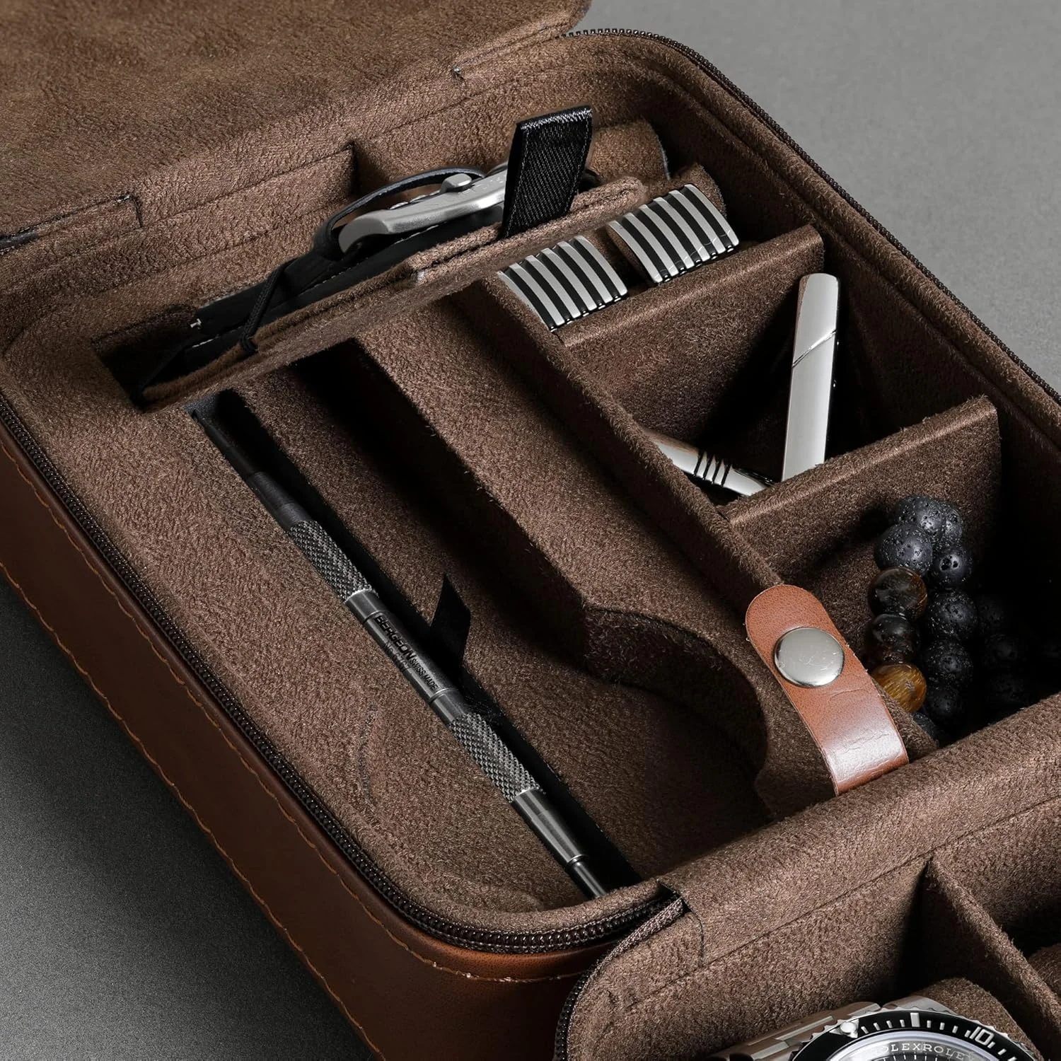 جعبه نگهداری و سازماندهی 5 ساعت مچی ROTHWELL | محافظت قابل حمل و مقاوم با زیپ، مناسب برای تمام ساعت های مچی و هوشمند تا 50 میلی متر (قهوه ای مایل به زرد/قهوه ای) جعبه نگهداری و سازماندهی 5 ساعت مچی ROTHWELL | محافظت قابل حمل و مقاوم با زیپ، مناسب برای تمام ساعت های مچی و هوشمند تا 50 میلی متر (قهوه ای مایل به زرد/قهوه ای)