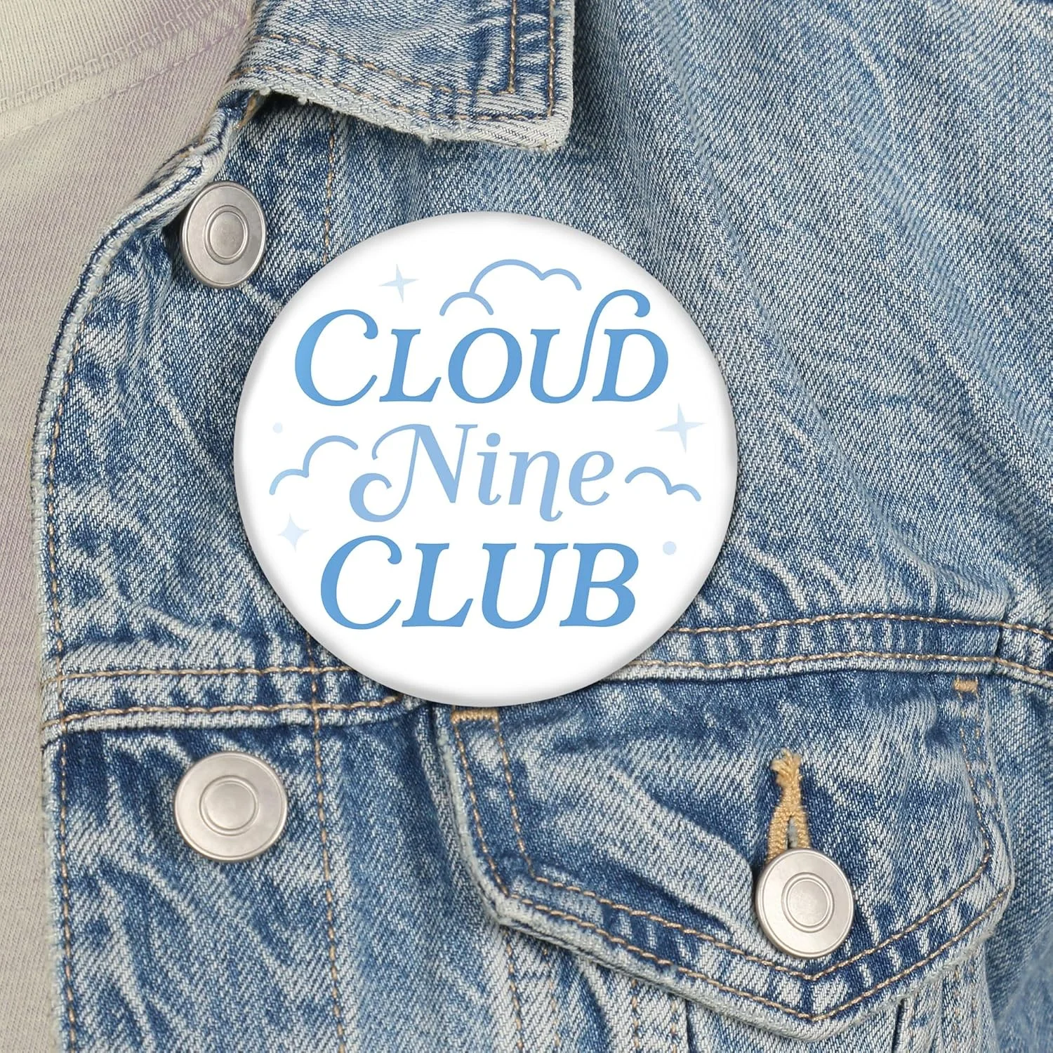 بیگ دات آو هپینس نشان سینه مهمانی مجردی یا عروسی طرح On Cloud 9 - دکمه های سنجاقی - مجموعه 8 عددی بیگ دات آو هپینس نشان سینه مهمانی مجردی یا عروسی طرح On Cloud 9 - دکمه های سنجاقی - مجموعه 8 عددی