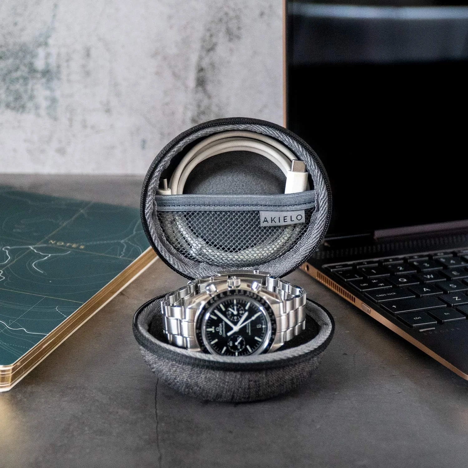 جعبه ساعت AKIELO - پارچه تمیز کننده و جعبه هدیه - برای ساعت های مچی مردانه و زنانه و ساعت های هوشمند تا 54 میلی متر (نسخه خاکستری ذغالی)