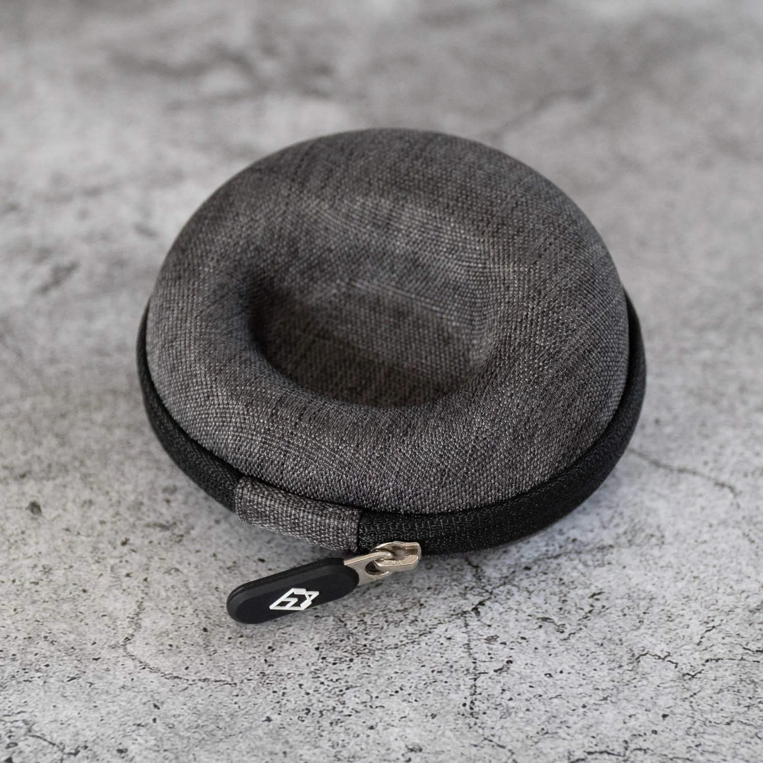 جعبه ساعت AKIELO - پارچه تمیز کننده و جعبه هدیه - برای ساعت های مچی مردانه و زنانه و ساعت های هوشمند تا 54 میلی متر (نسخه خاکستری ذغالی)