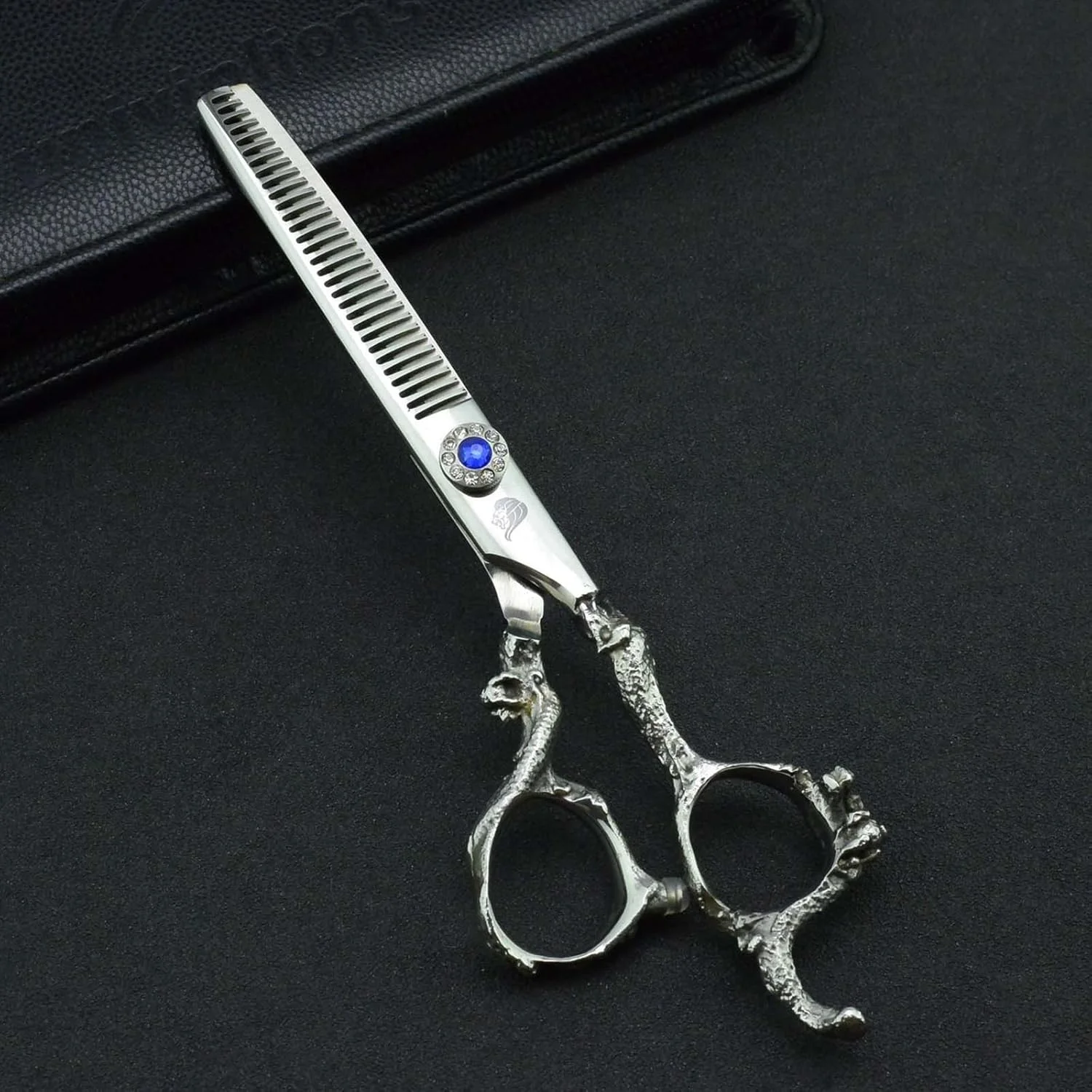 قیچی آرایشگری 6.0 اینچی، قیچی پیتاژ، ست قیچی آرایشگری حرفه ای، لوازم جانبی آرایشگاه، ماشین اصلاح مو طرح اژدها، فولاد ژاپنی (سایز: قیچی پیتاژ) قیچی آرایشگری 6.0 اینچی، قیچی پیتاژ، ست قیچی آرایشگری حرفه ای، لوازم جانبی آرایشگاه، ماشین اصلاح مو طرح اژدها، فولاد ژاپنی (سایز: قیچی پیتاژ)