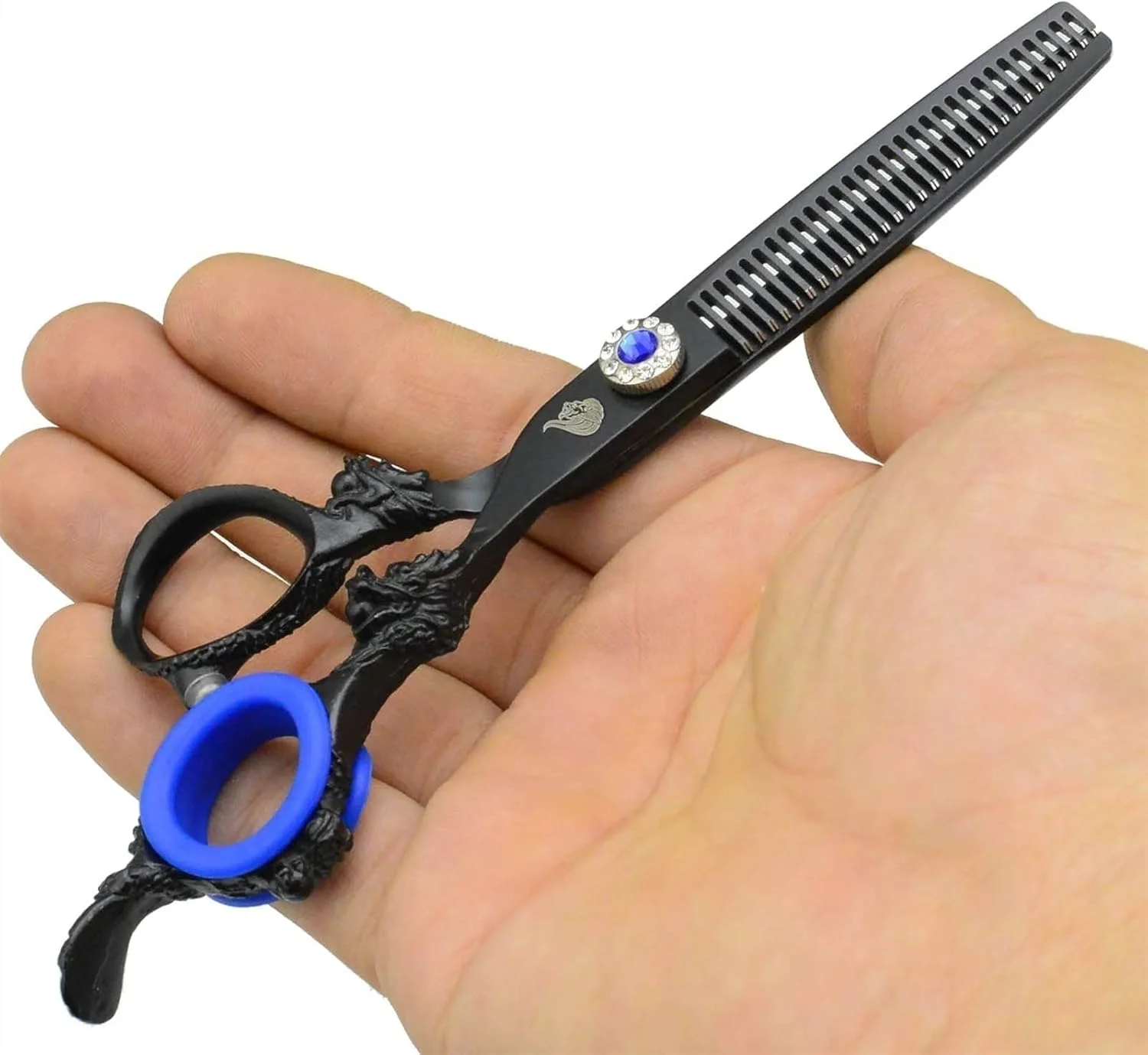 قیچی آرایشگری مشکی 6.0 اینچی، ست قیچی حرفه ای آرایشگری، قیچی های کوتاهی و پیتاژ مو، لوازم جانبی آرایشگر، قیچی موی طرح اژدها، فولاد ژاپنی (سایز: قیچی پیتاژ) قیچی آرایشگری مشکی 6.0 اینچی، ست قیچی حرفه ای آرایشگری، قیچی های کوتاهی و پیتاژ مو، لوازم جانبی آرایشگر، قیچی موی طرح اژدها، فولاد ژاپنی (سایز: قیچی پیتاژ)