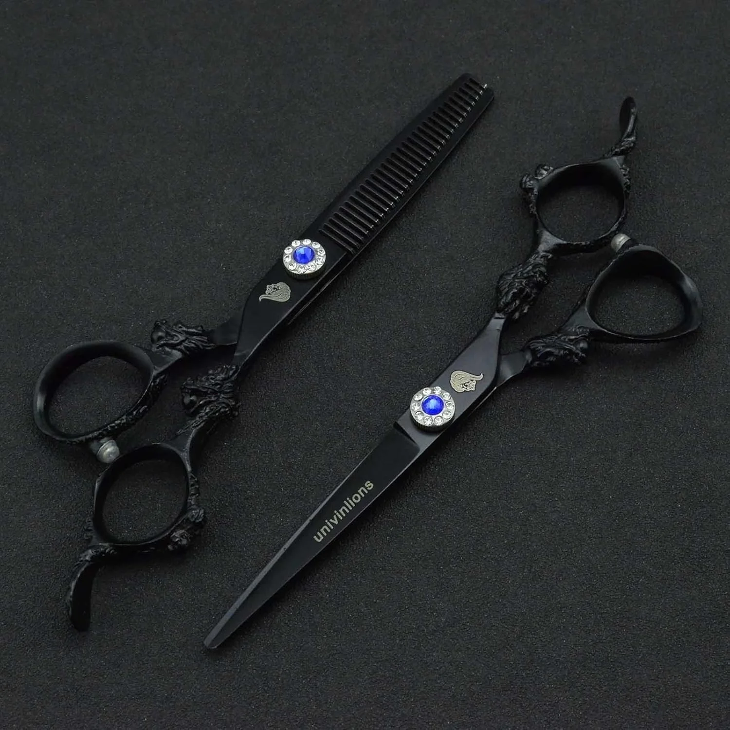 قیچی آرایشگری مشکی 6.0 اینچی، ست قیچی حرفه ای آرایشگری، قیچی های کوتاهی و پیتاژ مو، لوازم جانبی آرایشگر، قیچی موی طرح اژدها، فولاد ژاپنی (سایز: قیچی پیتاژ) قیچی آرایشگری مشکی 6.0 اینچی، ست قیچی حرفه ای آرایشگری، قیچی های کوتاهی و پیتاژ مو، لوازم جانبی آرایشگر، قیچی موی طرح اژدها، فولاد ژاپنی (سایز: قیچی پیتاژ)