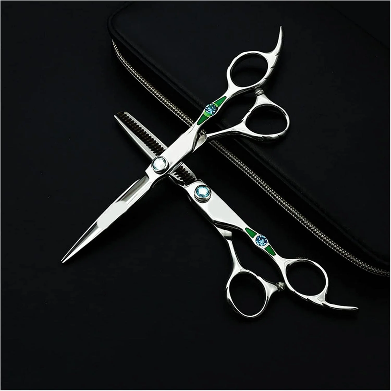 ست قیچی آرایشگری حرفه ای 6 اینچی شامل قیچی های کوتاهی و پیتاژ، قیچی آرایشگری 18~30 دندانه، قیچی موی شخصی، قیچی کوتاهی مو (قیچی پیتاژ) ست قیچی آرایشگری حرفه ای 6 اینچی شامل قیچی های کوتاهی و پیتاژ، قیچی آرایشگری 18~30 دندانه، قیچی موی شخصی، قیچی کوتاهی مو (قیچی پیتاژ)