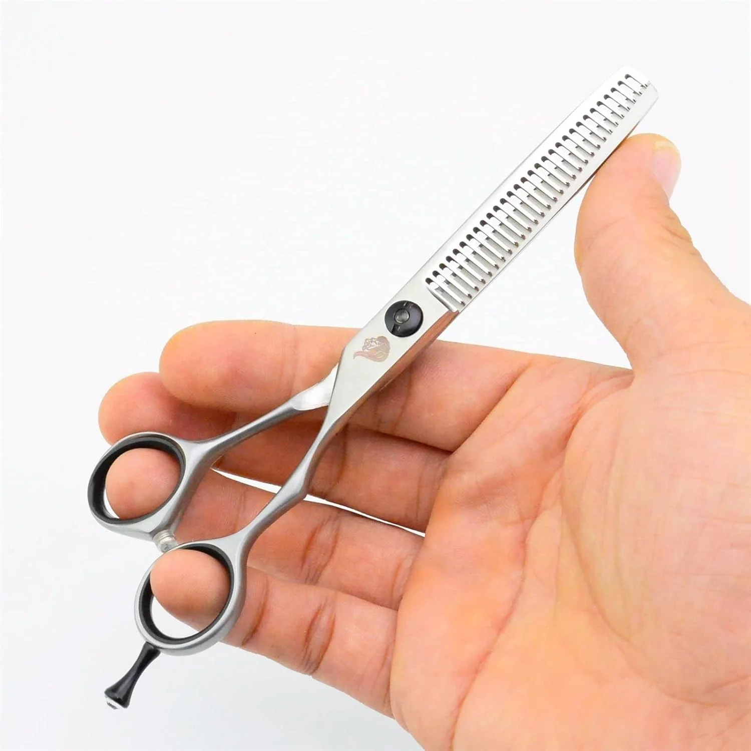 قیچی آرایشگری حرفه ای 5.5 اینچی، لوازم جانبی آرایشگری، قیچی برش، قیچی پیتاژ، ست قیچی آرایشگری، ابزار حالت دهی مو، ماشین اصلاح مو، فولاد ژاپنی (سایز: قیچی پیتاژ) قیچی آرایشگری حرفه ای 5.5 اینچی، لوازم جانبی آرایشگری، قیچی برش، قیچی پیتاژ، ست قیچی آرایشگری، ابزار حالت دهی مو، ماشین اصلاح مو، فولاد ژاپنی (سایز: قیچی پیتاژ)