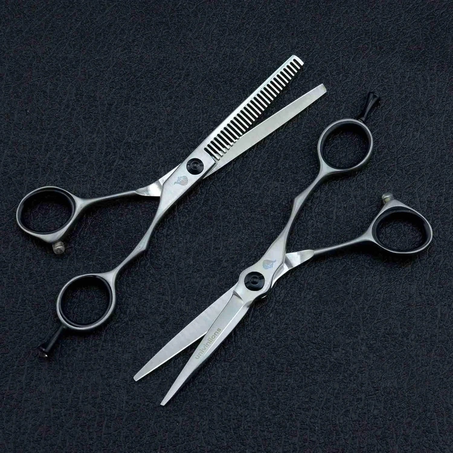 قیچی آرایشگری حرفه ای 5.5 اینچی، لوازم جانبی آرایشگری، قیچی برش، قیچی پیتاژ، ست قیچی آرایشگری، ابزار حالت دهی مو، ماشین اصلاح مو، فولاد ژاپنی (سایز: قیچی پیتاژ) قیچی آرایشگری حرفه ای 5.5 اینچی، لوازم جانبی آرایشگری، قیچی برش، قیچی پیتاژ، ست قیچی آرایشگری، ابزار حالت دهی مو، ماشین اصلاح مو، فولاد ژاپنی (سایز: قیچی پیتاژ)