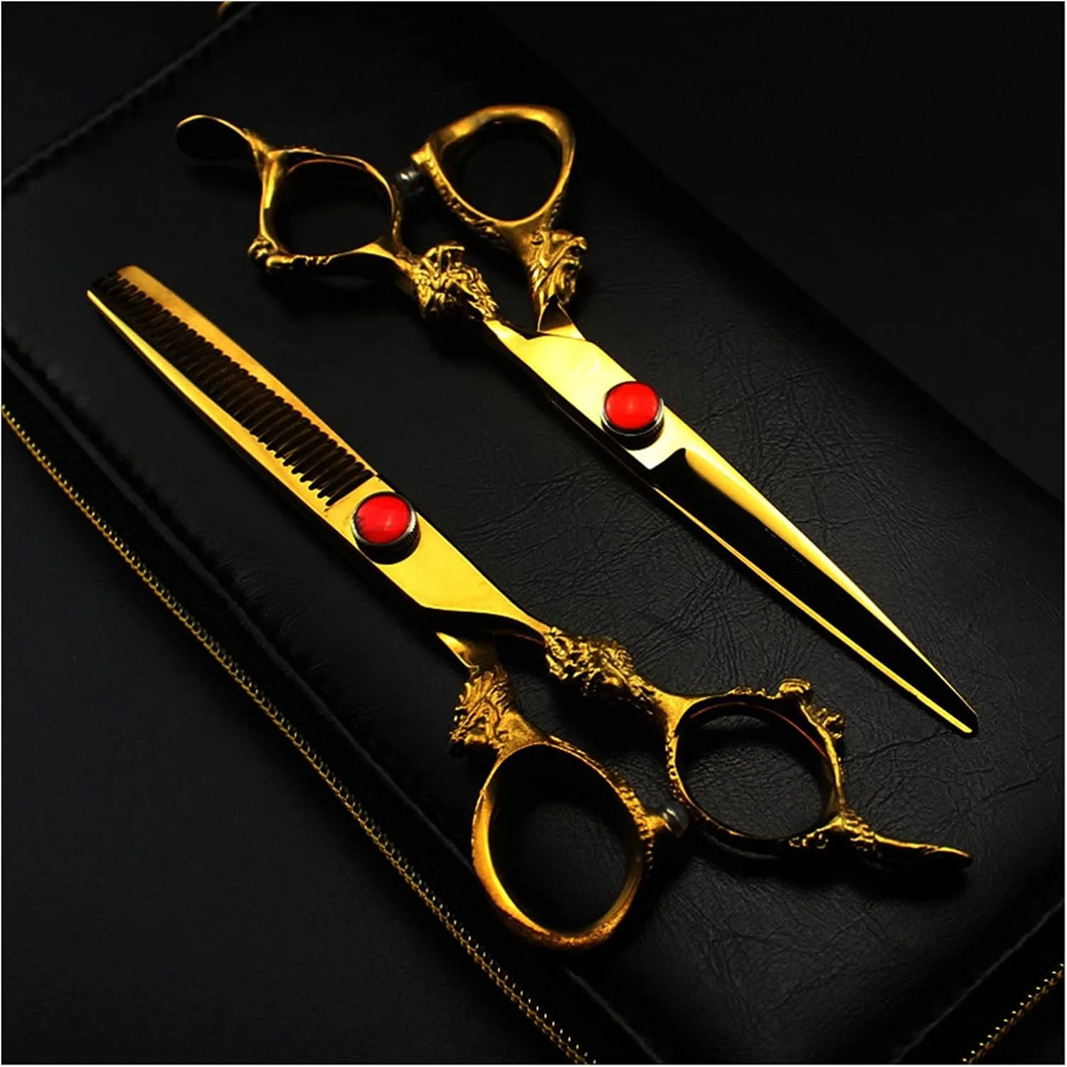 قیچی آرایشگری 6 اینچی طلایی، دسته اژدهای طلایی، قیچی پیتاژ مو، قیچی آرایشگری، قیچی آرایشگری، قیچی کوتاهی مو، پیتاژ قیچی آرایشگری 6 اینچی طلایی، دسته اژدهای طلایی، قیچی پیتاژ مو، قیچی آرایشگری، قیچی آرایشگری، قیچی کوتاهی مو، پیتاژ