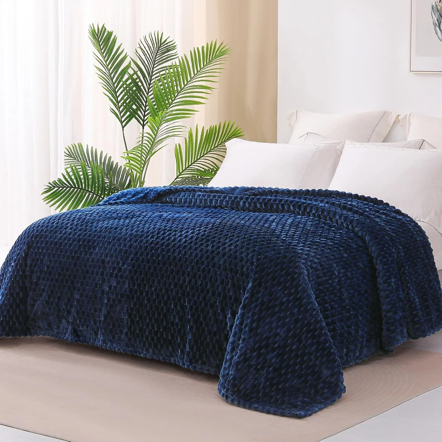 پتوی پشم گوسفند نرم سایز کوئین Exclusivo Mezcla، 90x90 اینچ، پتوی مخملی ژاکارد شیک برای تخت، کرکی، نرم و سبک وزن برای تمام فصول، آبی سرمه ای