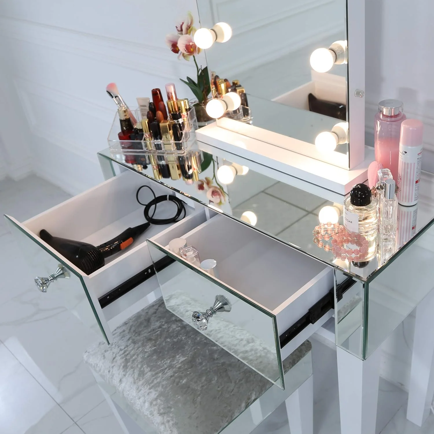 آینه آرایشی هالیوودی سفید Vanity Living با لامپ های LED رشته ای XL کم نور شونده + میز آرایش آینه ای با پایه های چوبی سفید و کشو (10 لامپ + 2 کشو) آینه آرایشی هالیوودی سفید Vanity Living با لامپ های LED رشته ای XL کم نور شونده + میز آرایش آینه ای با پایه های چوبی سفید و کشو (10 لامپ + 2 کشو)