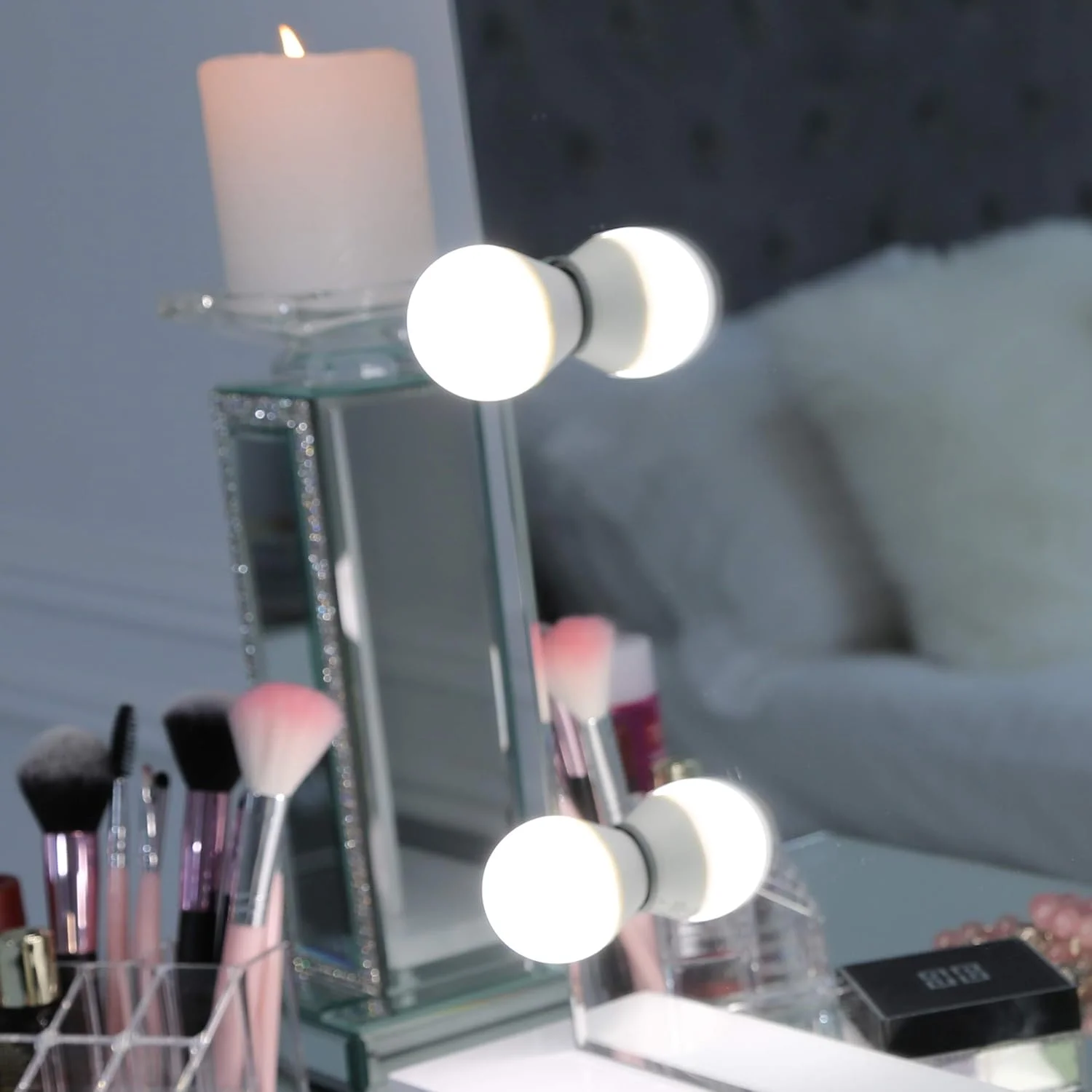 آینه آرایشی هالیوودی سفید Vanity Living با لامپ های LED رشته ای XL کم نور شونده + میز آرایش آینه ای با پایه های چوبی سفید و کشو (10 لامپ + 2 کشو) آینه آرایشی هالیوودی سفید Vanity Living با لامپ های LED رشته ای XL کم نور شونده + میز آرایش آینه ای با پایه های چوبی سفید و کشو (10 لامپ + 2 کشو)