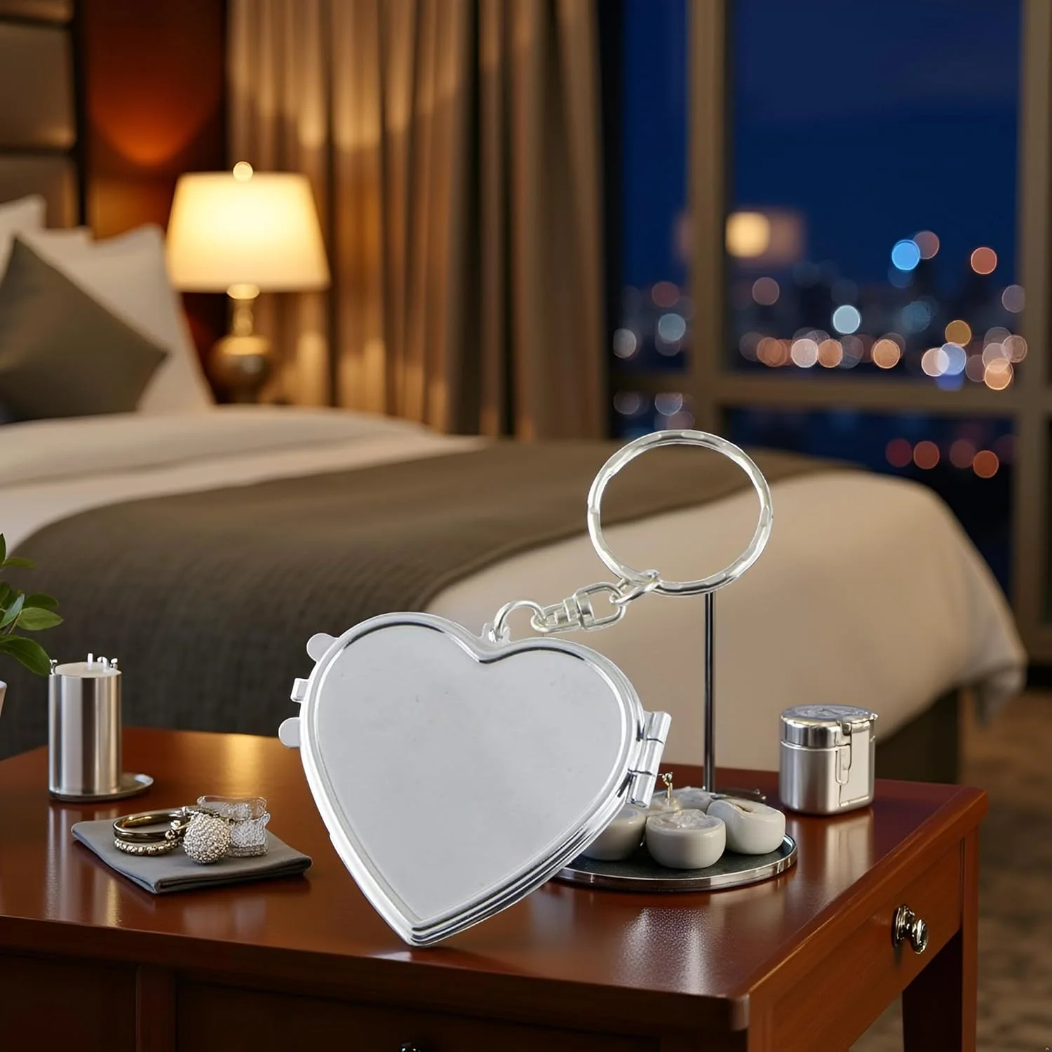 WLngtv 1 Pcs Silver Metal Compact Keychain Travel Pocket Mirror, Portable Folding Mirror, Keychain Mirror Mini Heart Shaped Makeup Mirror with Car Key Ring Heart Compact Mirror Mirror Keychain