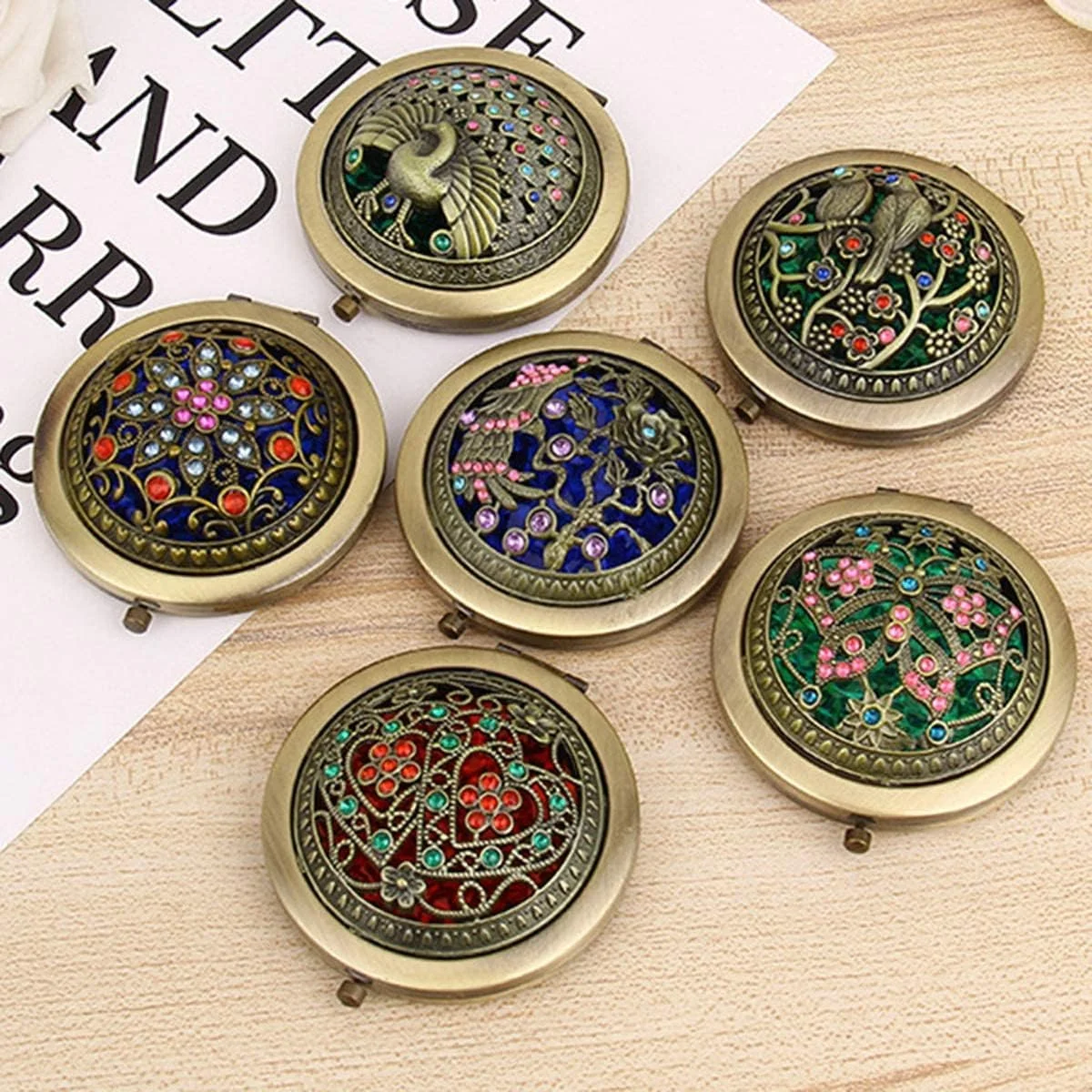 آینه آرایشی مسافرتی دو لایه we3، آینه آرایشی گرد و جمع و جور قابل حمل، آینه جیبی دستی دو طرفه بزرگنمایی (طرح تصادفی) (بسته 1 عددی)