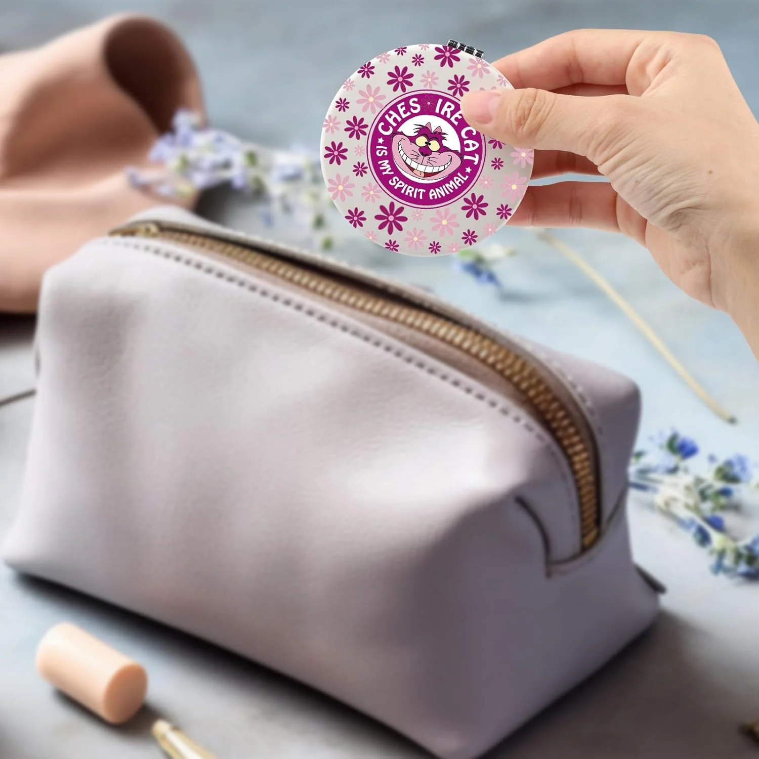 آینه جیبی گربه چشایر SEIRAA، هدیه گربه چشایر، آینه جمع و جور گربه چشایر، کالاهای گربه چشایر (گربه صورتی تیره) آینه جیبی گربه چشایر SEIRAA، هدیه گربه چشایر، آینه جمع و جور گربه چشایر، کالاهای گربه چشایر (گربه صورتی تیره)