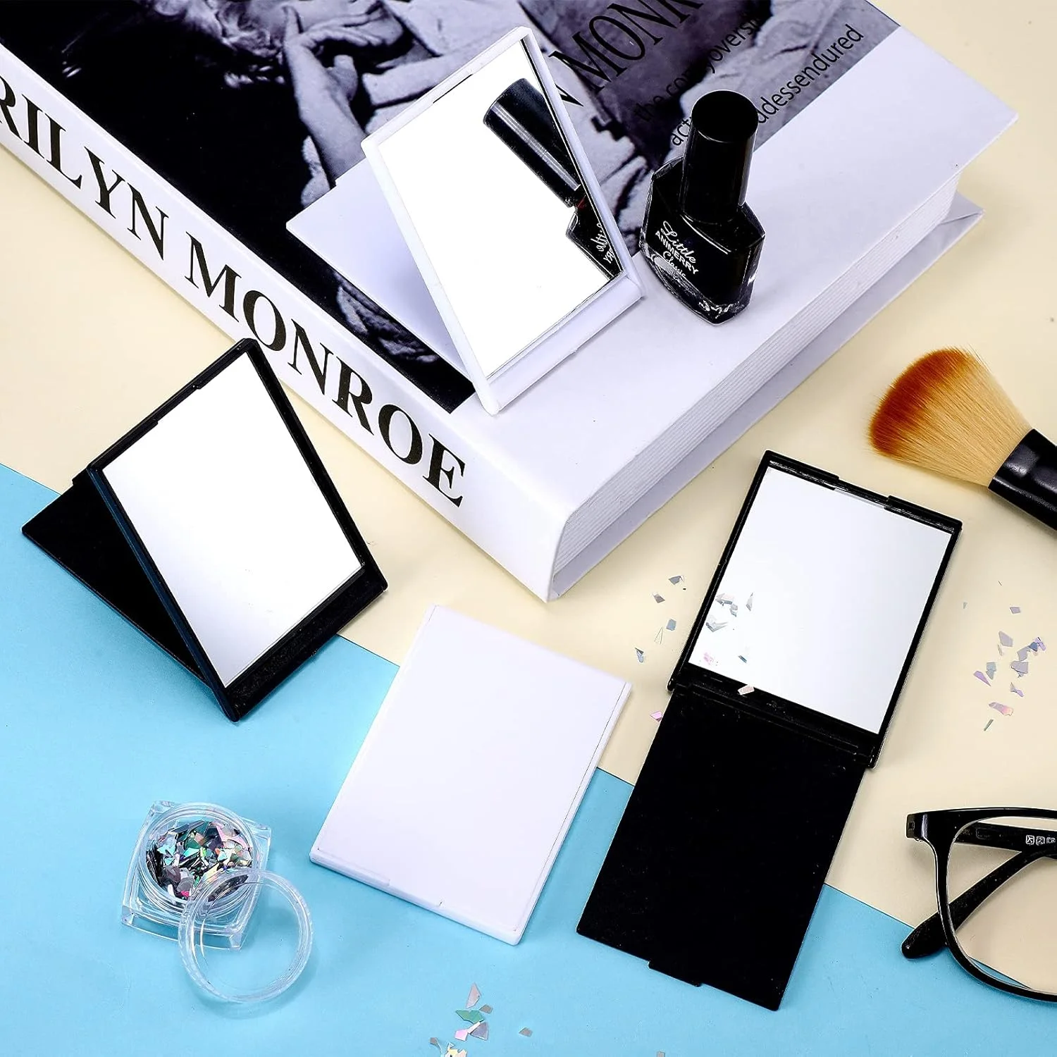 آینه آرایشی تاشو کوچک Queekay، مناسب سفر، آینه تاشو قابل حمل، آینه جیبی مستطیلی، آینه ایستاده، آینه آرایشی قابل حمل برای زنان و دختران (سیاه، سفید) - بسته 2 عددی