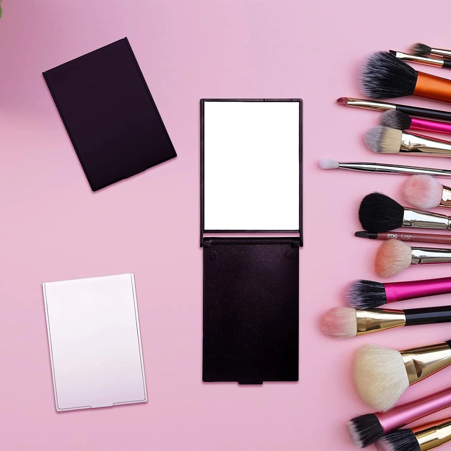 آینه آرایشی تاشو کوچک Queekay، مناسب سفر، آینه تاشو قابل حمل، آینه جیبی مستطیلی، آینه ایستاده، آینه آرایشی قابل حمل برای زنان و دختران (سیاه، سفید) - بسته 2 عددی