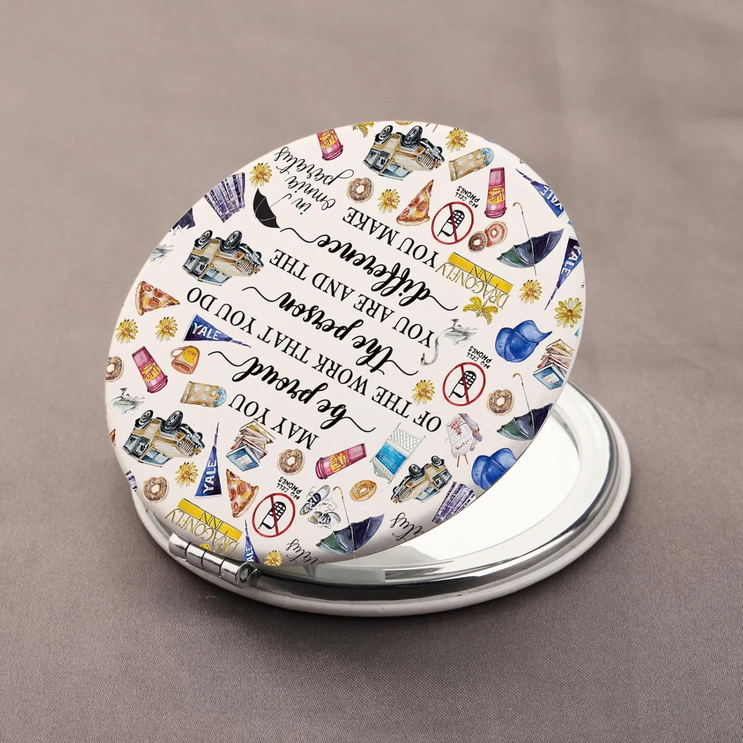 آینه آرایشی PLITI با طرح سریال Gilmore، هدیه ای الهام گرفته از لوک داینر با عبارت In Omnia Paratus (به کار خود افتخار کنید gilmog CMWU) آینه آرایشی PLITI با طرح سریال Gilmore، هدیه ای الهام گرفته از لوک داینر با عبارت In Omnia Paratus (به کار خود افتخار کنید gilmog CMWU)