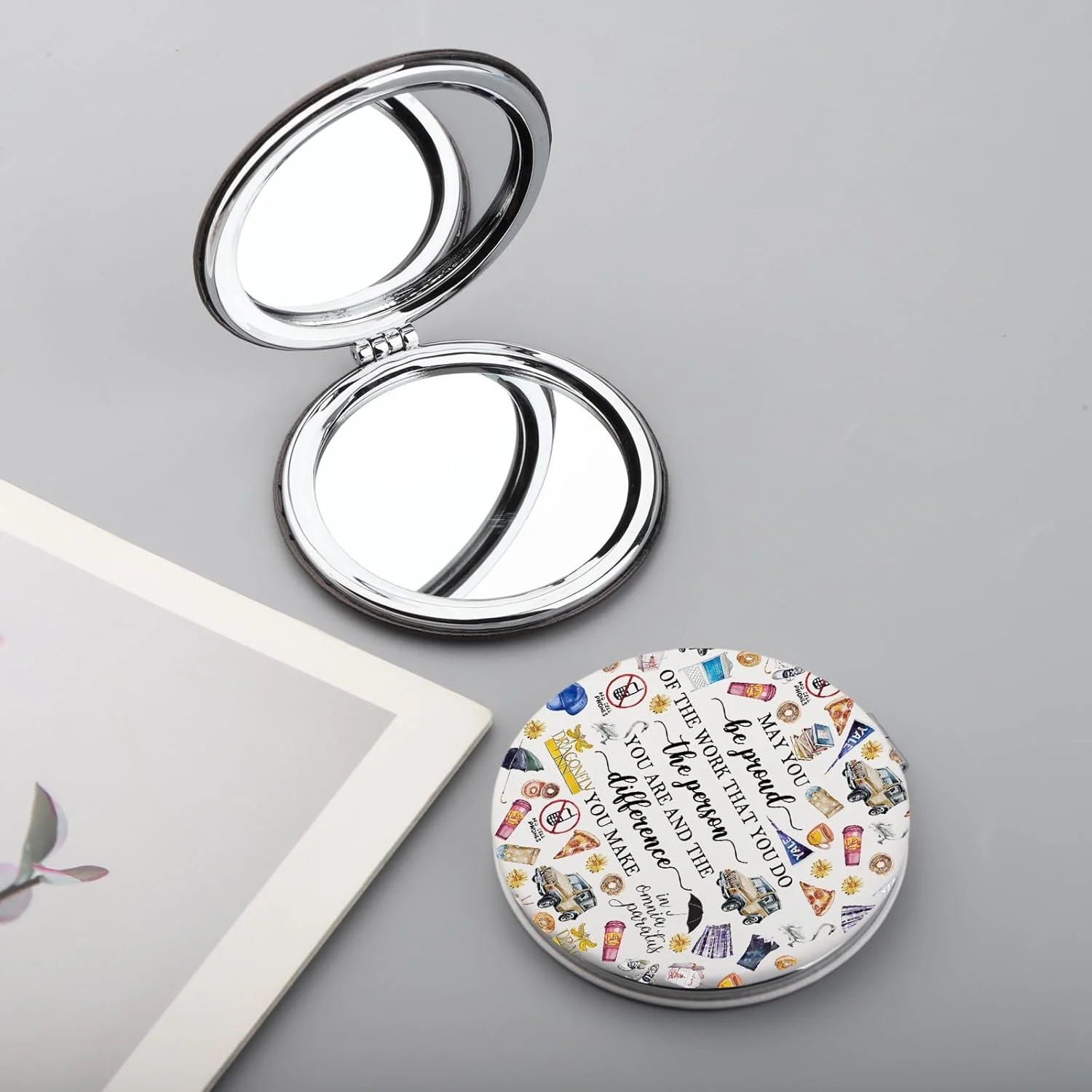 آینه آرایشی PLITI با طرح سریال Gilmore، هدیه ای الهام گرفته از لوک داینر با عبارت In Omnia Paratus (به کار خود افتخار کنید gilmog CMWU) آینه آرایشی PLITI با طرح سریال Gilmore، هدیه ای الهام گرفته از لوک داینر با عبارت In Omnia Paratus (به کار خود افتخار کنید gilmog CMWU)