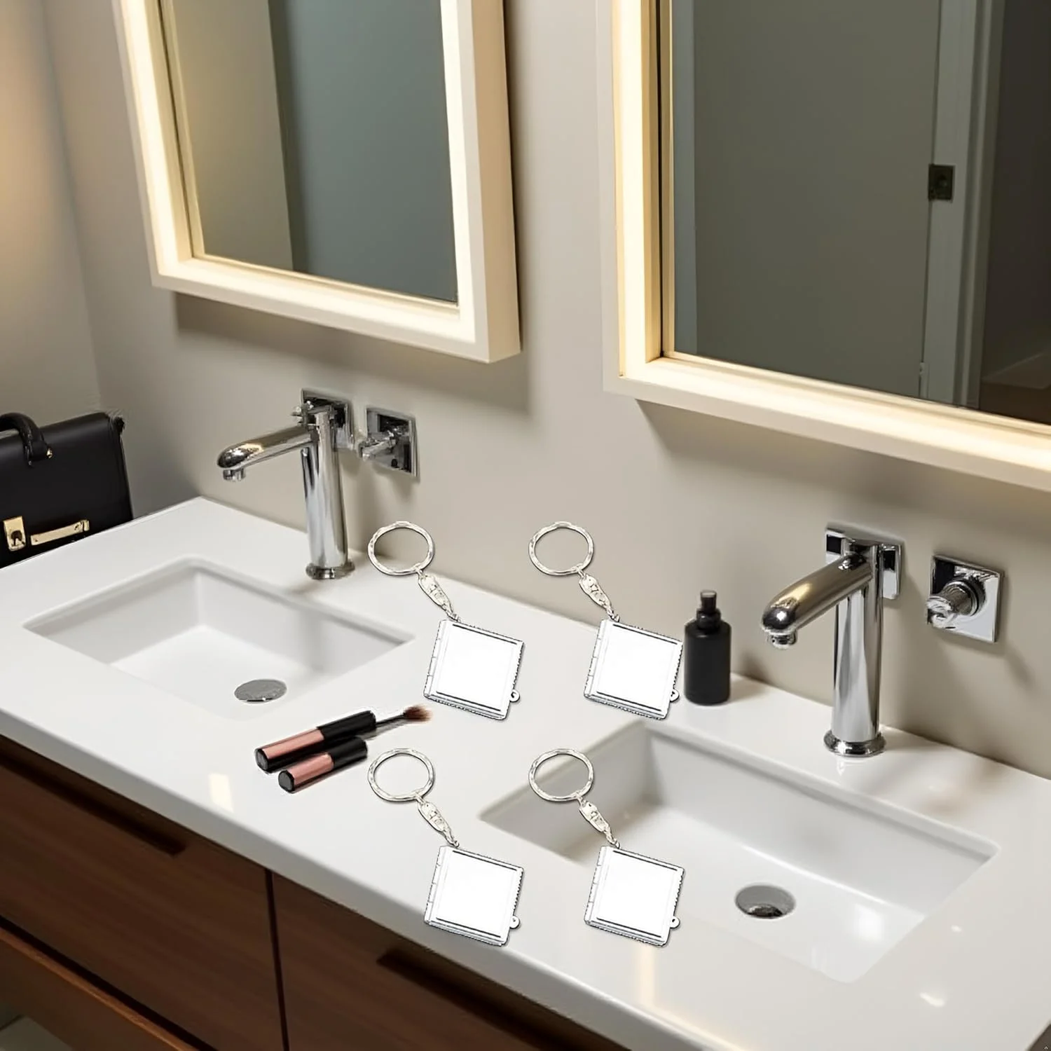 آینه تاشو فلزی مربع قابل حمل PurYupearl، 4 عدد، آینه جیبی مسافرتی کوچک با جاکلیدی، آینه های مربع جمع و جور و مسافرتی