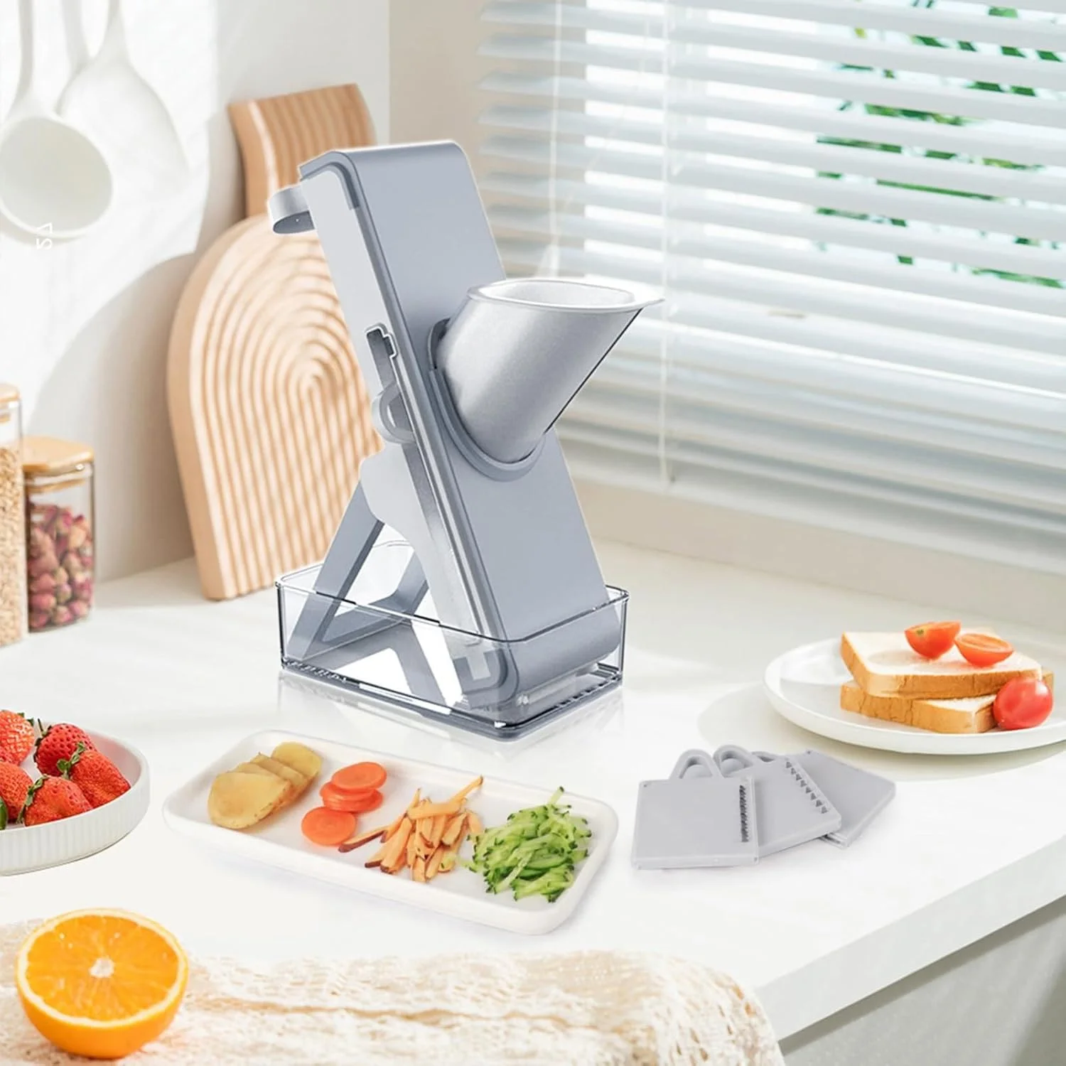 اسلایسر سبزیجات ماندولین، برشگر و خردکن سبزیجات چند تیغه قابل تنظیم، 4 حالت برش برای ورقه کردن، خرد کردن، قیمه کردن، رشته کردن، محافظ ایمنی، پایه ضد لغزش، اسلایسر ایمن مواد غذایی آشپزخانه با ظرف