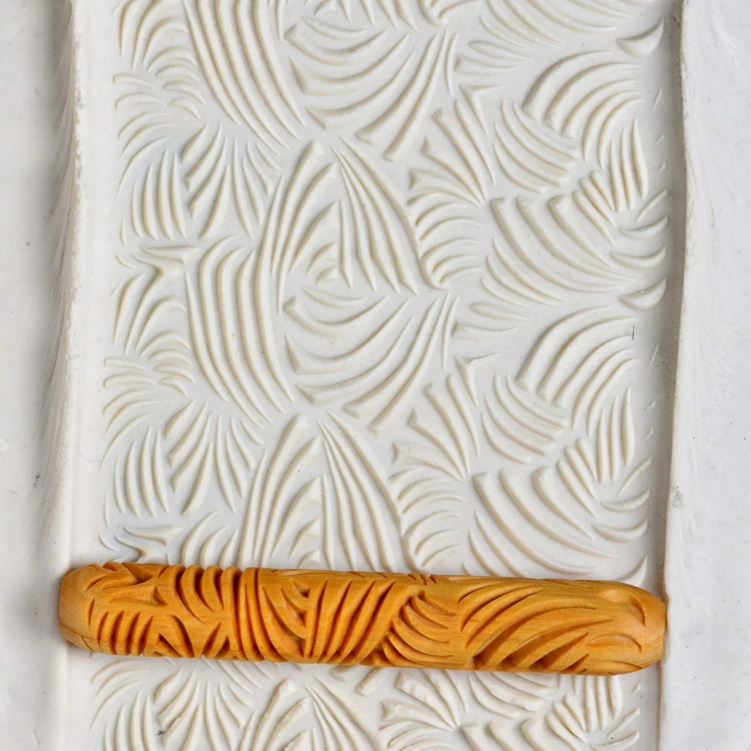 ابزار غلتکی چوبی سفالگری ام کی ام برای خاک رس (HR-53 طرح وحشی و دیوانه)