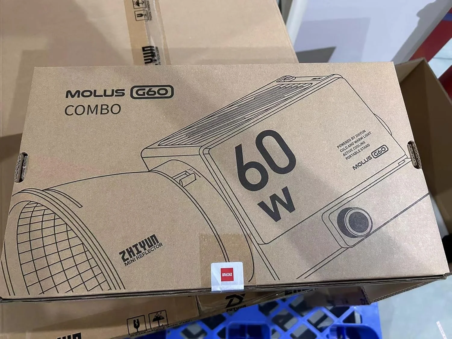 کیت کامل نور ویدیویی ZHIYUN MOLUS G60 [اورجینال] 60W COB، دو رنگ 2700K-6500K، کنترل از راه دور بلوتوث از طریق اپلیکیشن، نور مداوم برای عکاسی، به همراه منبع تغذیه DC/PD و سه پایه برای تولید محتوای یوتیوب، ولاگ و مراسم عروسی