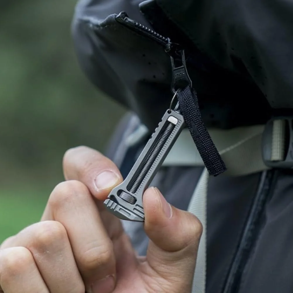 ابزار چندکاره تیتانیومی جمع و جور - ابزار کوچک و همه کاره با آچار قابل تنظیم، درب بازکن بطری و کولیس برای استفاده روزمره، کمپینگ، پیاده روی و تعمیرات