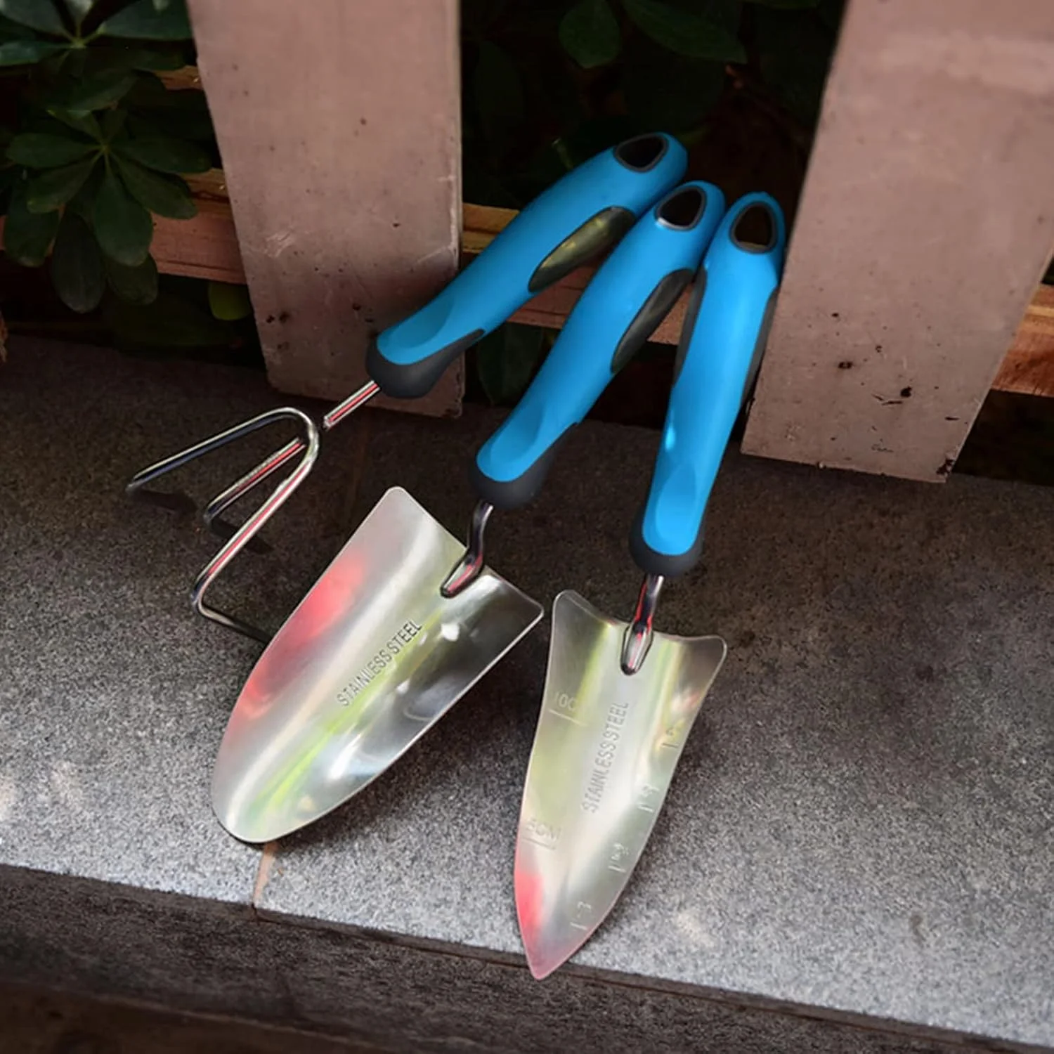 ست ابزار باغبانی SXPC استیل ضد زنگ 3 تکه شامل بیلچه کاشت، چنگک، بیل و ابزار انتقال نشا ست ابزار باغبانی SXPC استیل ضد زنگ 3 تکه شامل بیلچه کاشت، چنگک، بیل و ابزار انتقال نشا