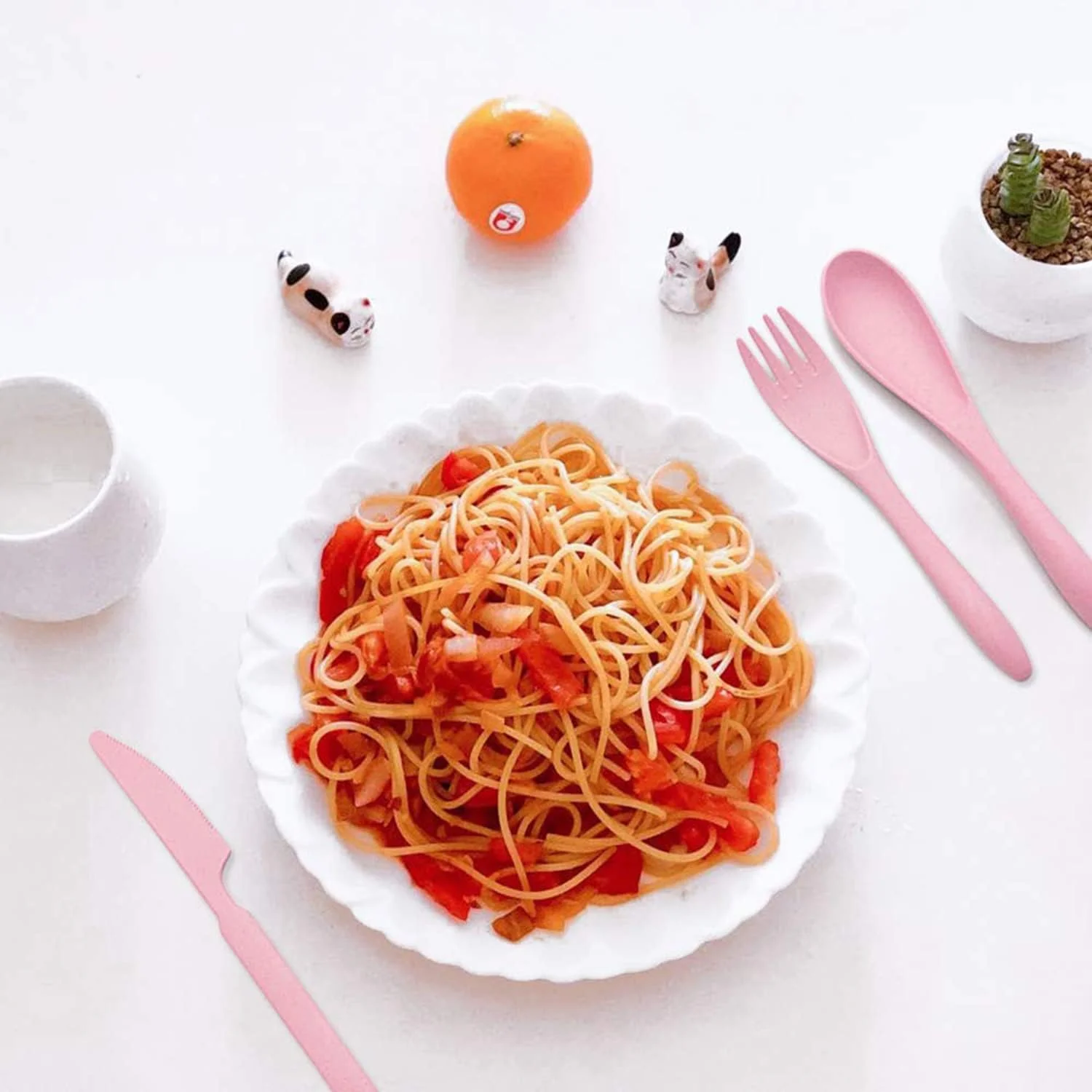 ست کارد و چنگال مسافرتی KASTWAVE با جعبه، 4 ست کارد و چنگال قابل حمل و استفاده مجدد از جنس کاه گندم، قاشق، چاقو، چنگال، ظروف سازگار با محیط زیست، غیر سمی و بدون BPA، مناسب برای مسافرت، پیک نیک، کمپینگ یا استفاده روزانه