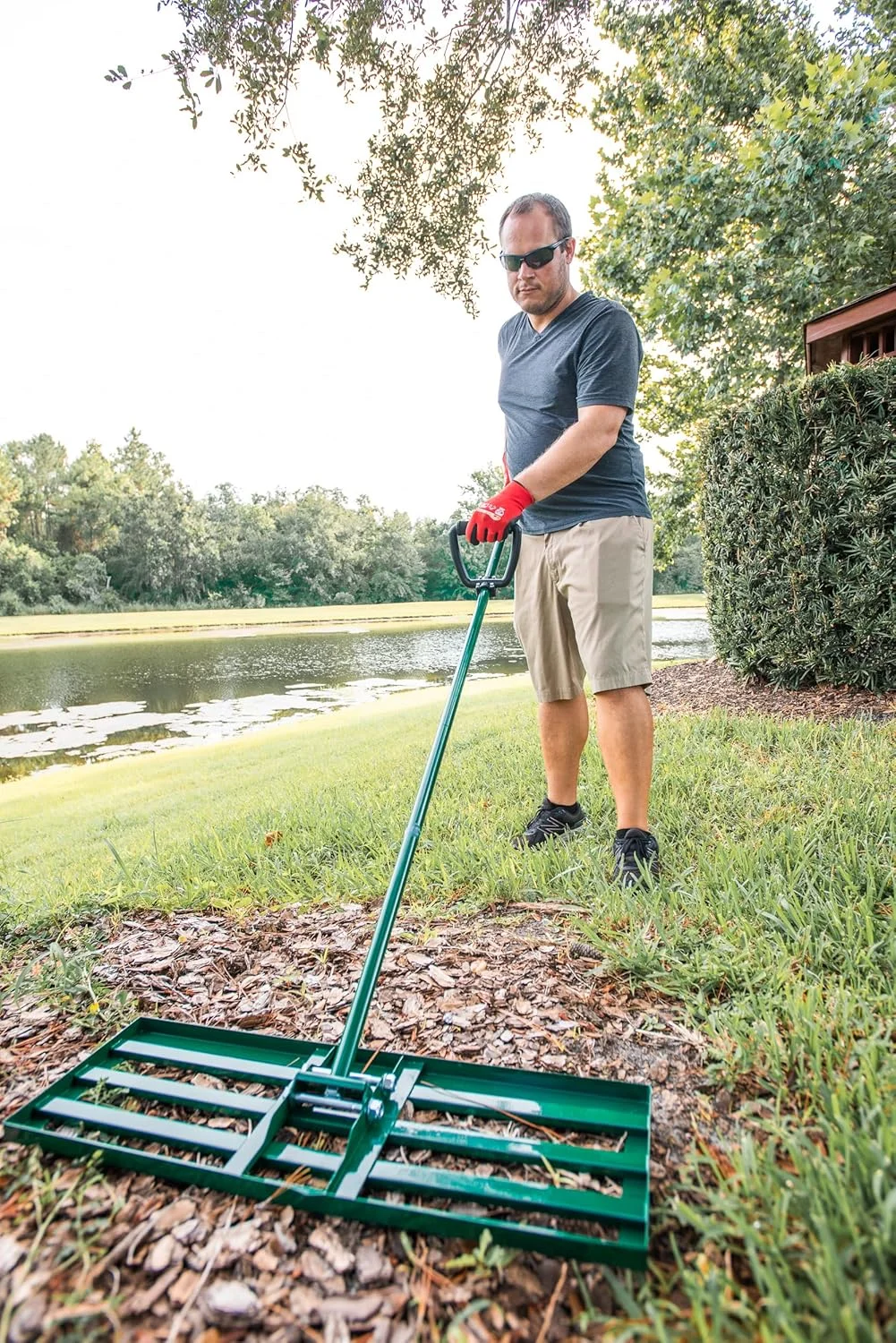 شن کش تراز کننده چمن ضد چرخش 30x10 اینچ - ابزار تراز کننده سنگین، دسته فولادی و سر شن کش - شامل دستکش، زیرانداز کاشت و قیچی باغبانی - تراز کننده حیاط برای باغ چمن، خاک، شن و چمن
