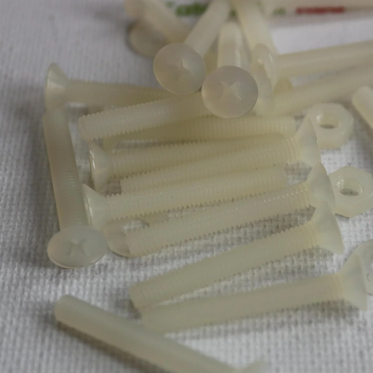 پیچ های پلاستیکی سرتخت نایلونی قرمز Caterpillar، 50 عدد، M4 x 30mm، پیچ و مهره و واشر پلاستیکی، 5/32 اینچ در 1 3/16 اینچ پیچ های پلاستیکی سرتخت نایلونی قرمز Caterpillar، 50 عدد، M4 x 30mm، پیچ و مهره و واشر پلاستیکی، 5/32 اینچ در 1 3/16 اینچ