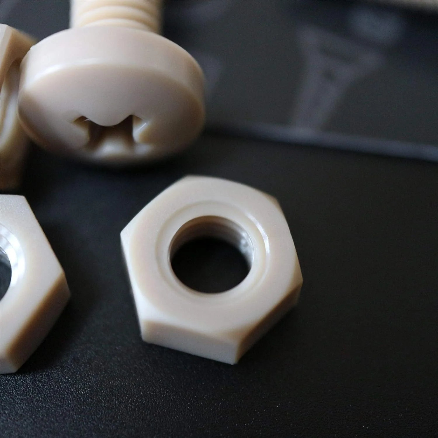 پیچ سر تابه ای قرمز Caterpillar 5 x PEEK M6 x 20mm به همراه مهره - پیچ و مهره پلاستیکی Peek، ضد خوردگی، مقاوم در برابر مواد شیمیایی، مقاوم در برابر درجه حرارت بالا، غیر منبسط شونده، 15/64" x 25/32