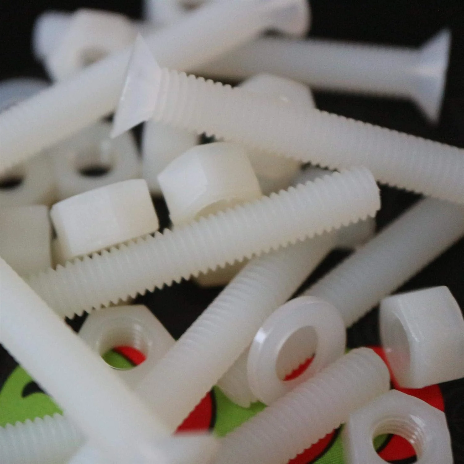 پیچ های پلاستیکی سرتخت نایلونی قرمز Caterpillar، 50 عدد، M6 x 40mm، پیچ و مهره و واشر پلاستیکی، 15/64" x 1-37/64"