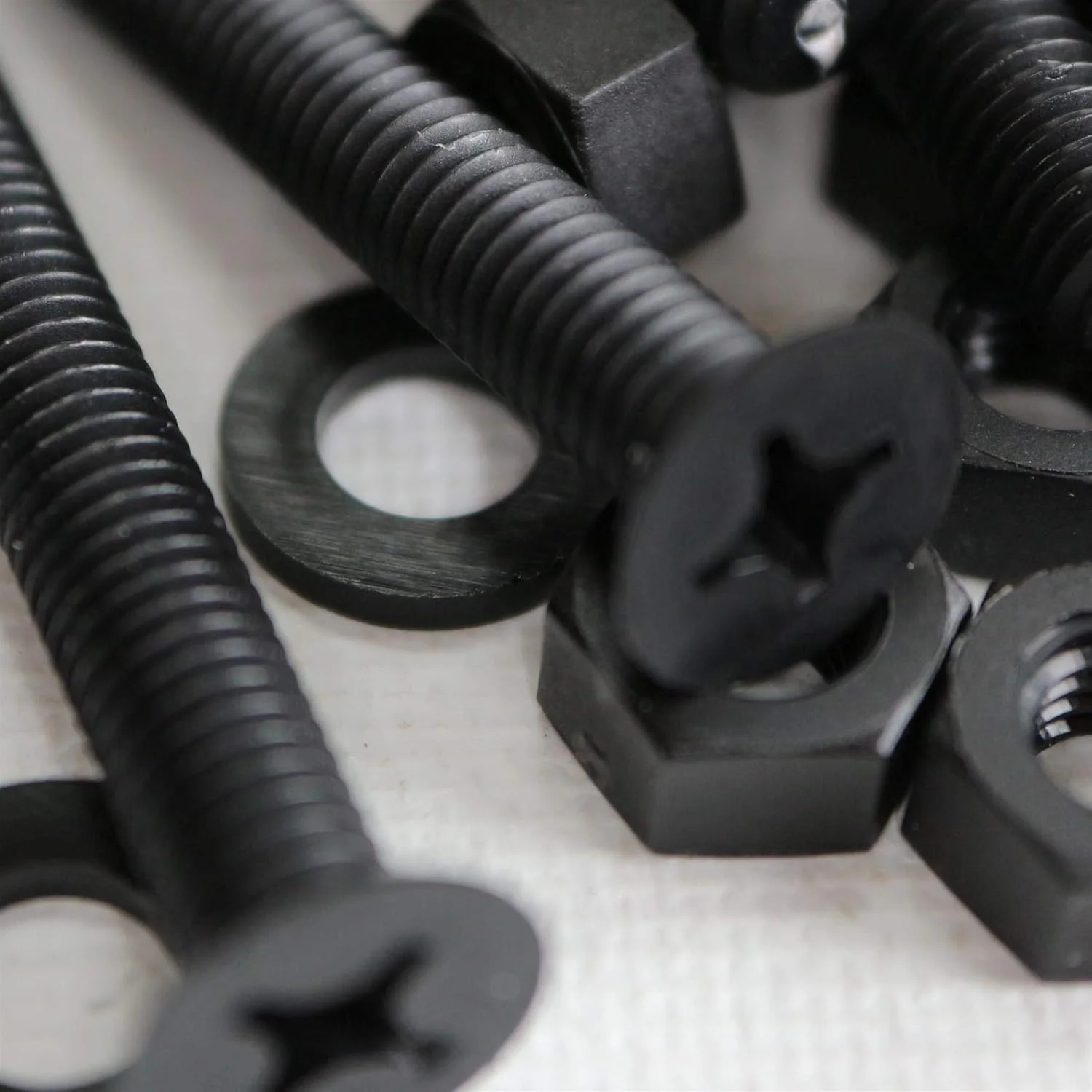 پیچ ​​ماشین پلاستیکی سرتخت نایلونی قرمز 50 x مشکی Caterpillar، M6 x 40mm، پیچ و مهره و واشر پلاستیکی، 15/64 اینچ x 1-37/64 اینچ