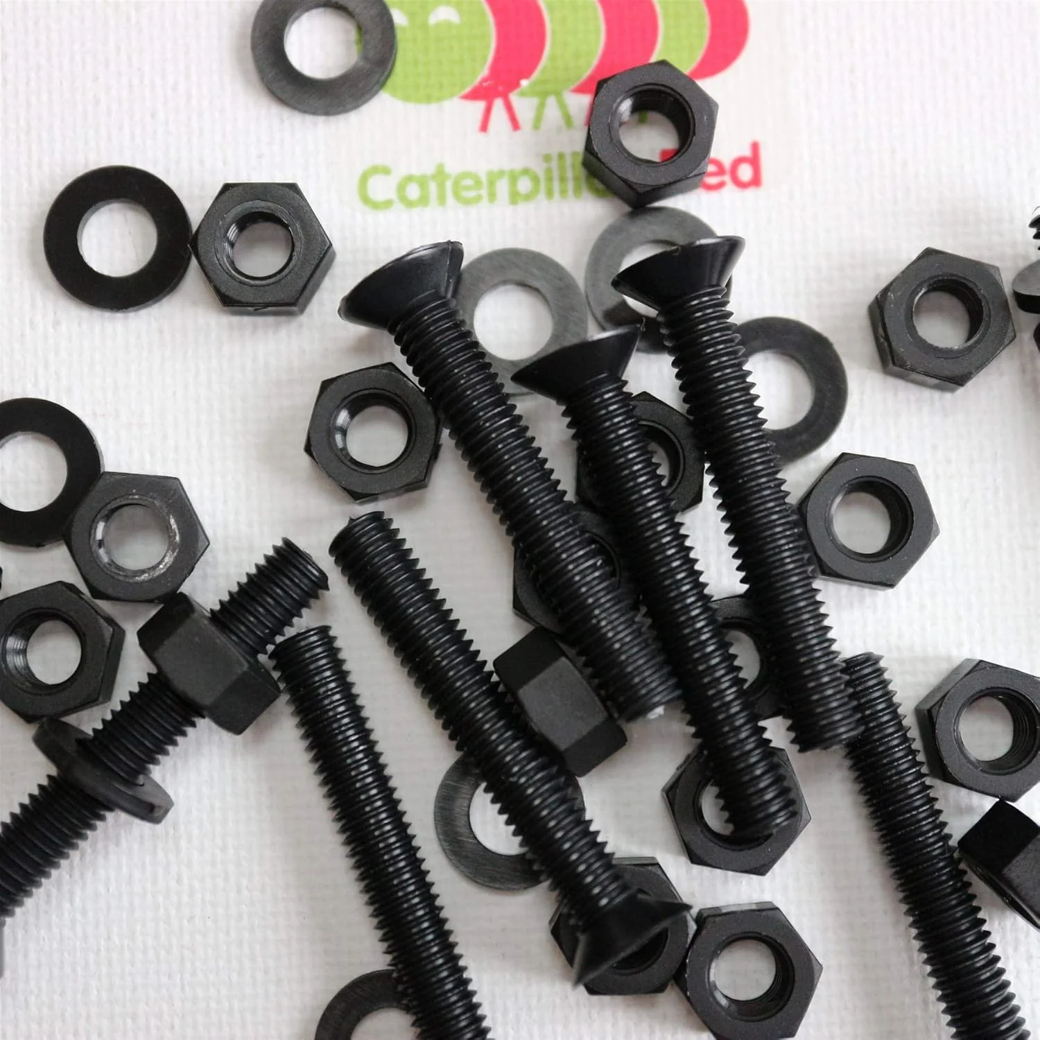 پیچ ​​ماشین پلاستیکی سرتخت نایلونی قرمز 50 x مشکی Caterpillar، M6 x 40mm، پیچ و مهره و واشر پلاستیکی، 15/64 اینچ x 1-37/64 اینچ