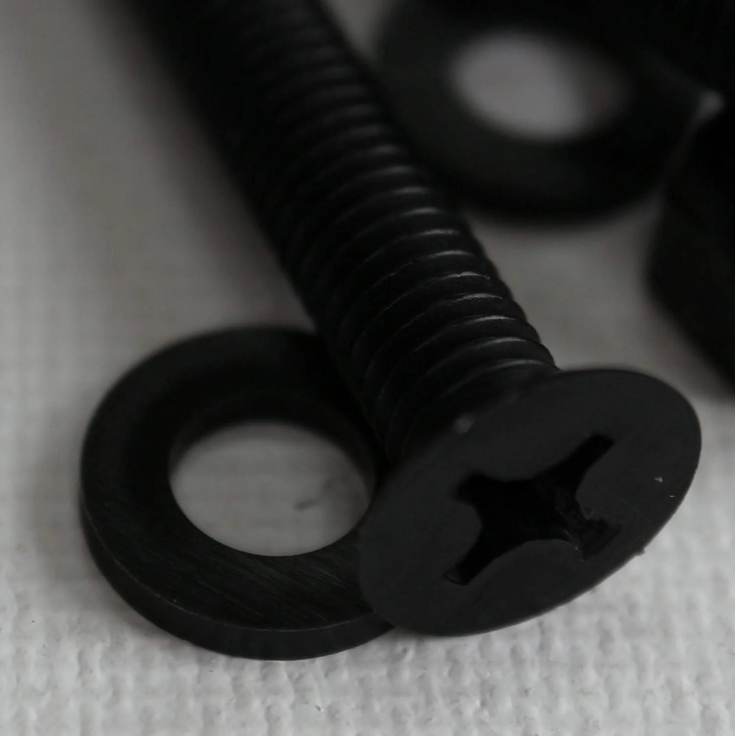 پیچ ​​ماشین پلاستیکی سرتخت نایلونی قرمز 50 x مشکی Caterpillar، M6 x 40mm، پیچ و مهره و واشر پلاستیکی، 15/64 اینچ x 1-37/64 اینچ