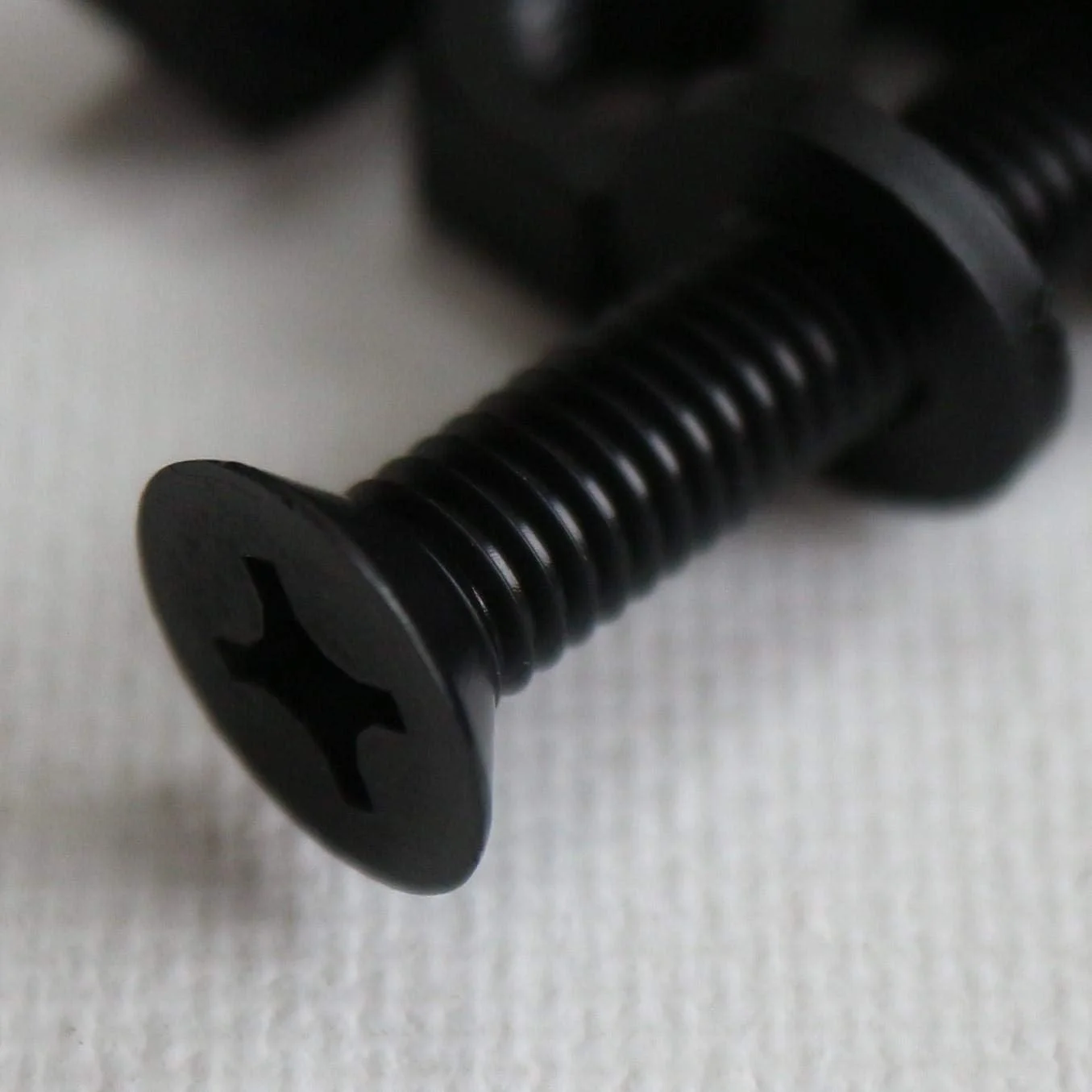 پیچ ​​ماشین پلاستیکی سرتخت نایلونی قرمز 50 x مشکی Caterpillar، M6 x 40mm، پیچ و مهره و واشر پلاستیکی، 15/64 اینچ x 1-37/64 اینچ