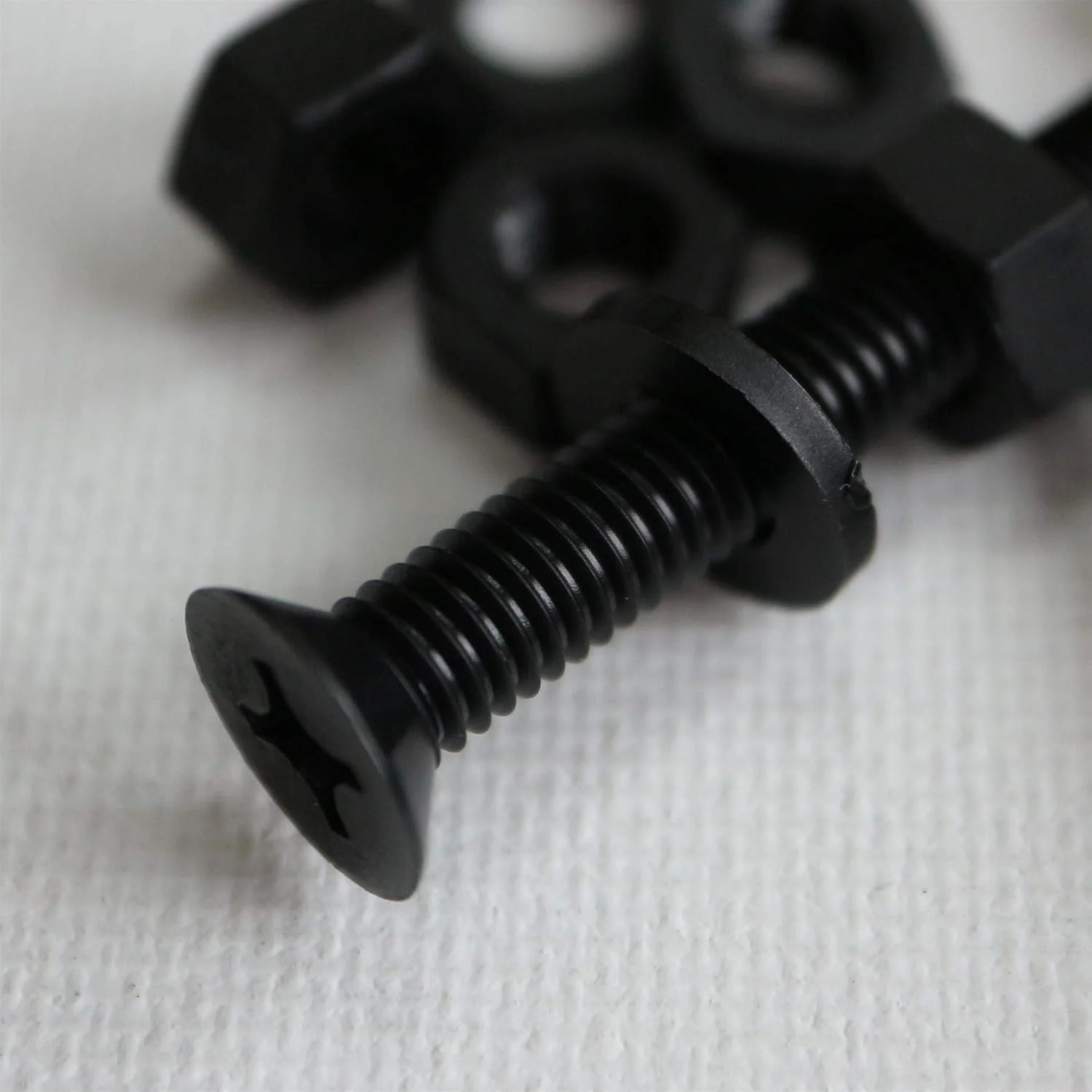 پیچ ​​ماشین پلاستیکی سرتخت نایلونی قرمز 50 x مشکی Caterpillar، M6 x 40mm، پیچ و مهره و واشر پلاستیکی، 15/64 اینچ x 1-37/64 اینچ